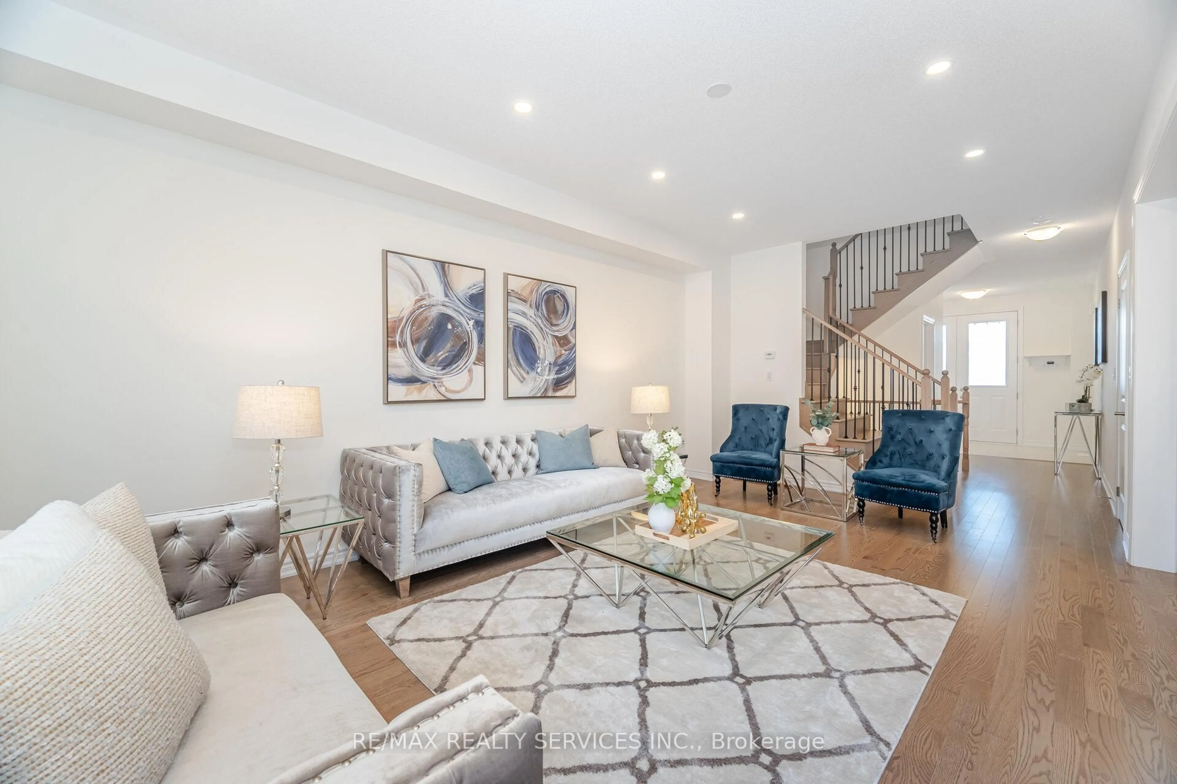 Living room with furniture, unknown for 29 Lippa Dr, Caledon Ontario L7C 4M3