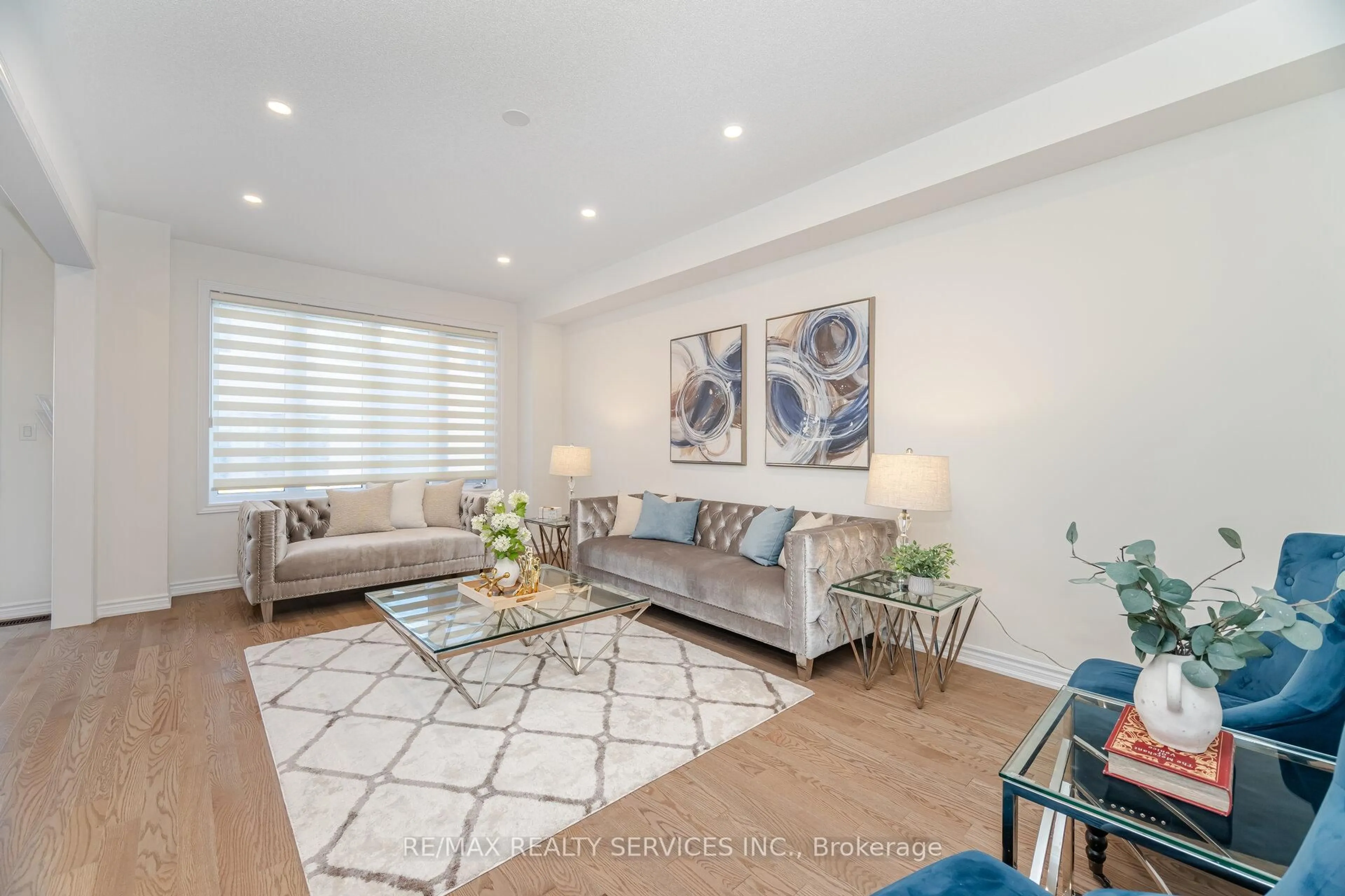 Living room with furniture, unknown for 29 Lippa Dr, Caledon Ontario L7C 4M3
