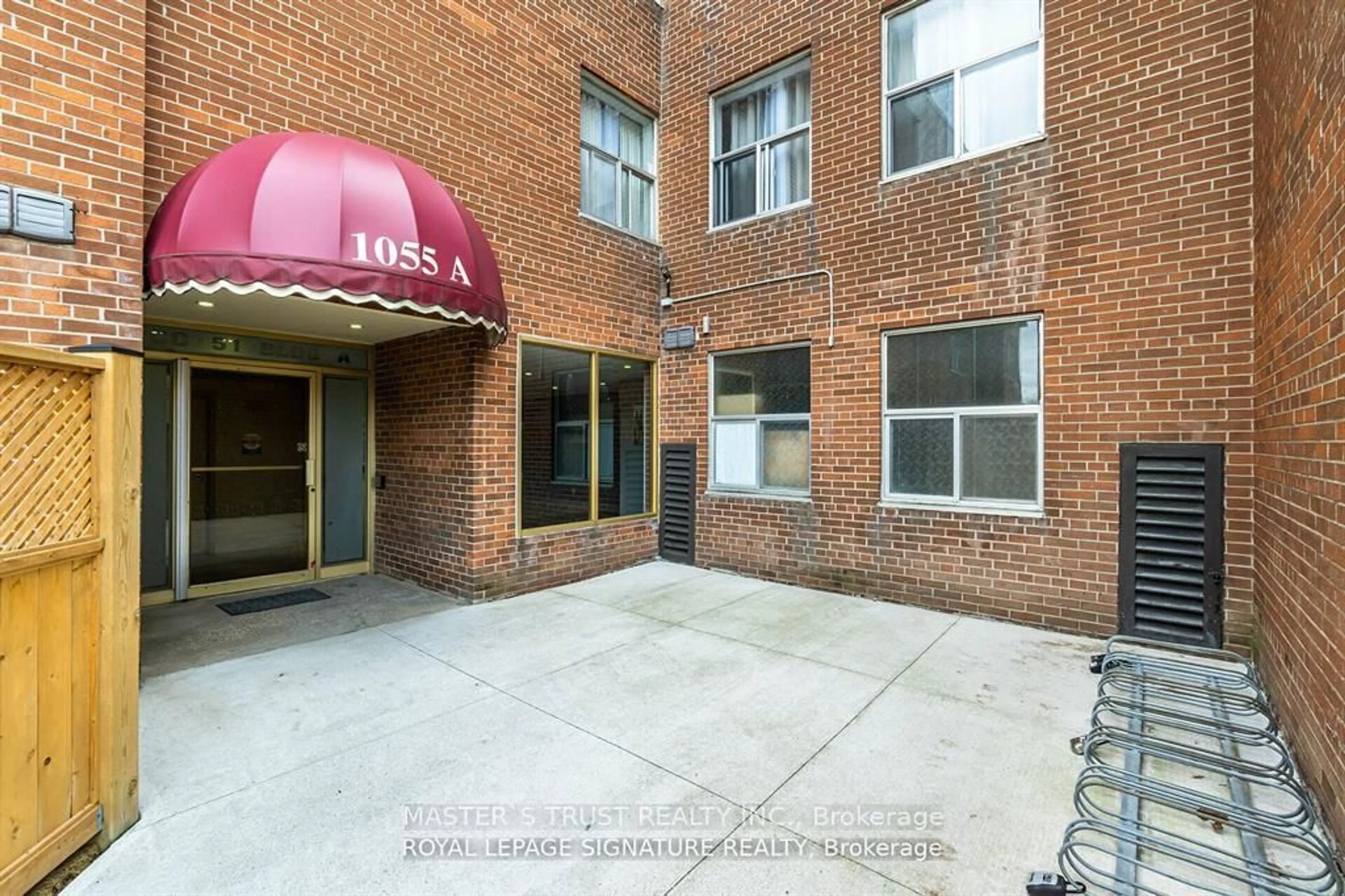 Patio, building for 1055 Forestwood Dr #214, Mississauga Ontario L5C 2T8