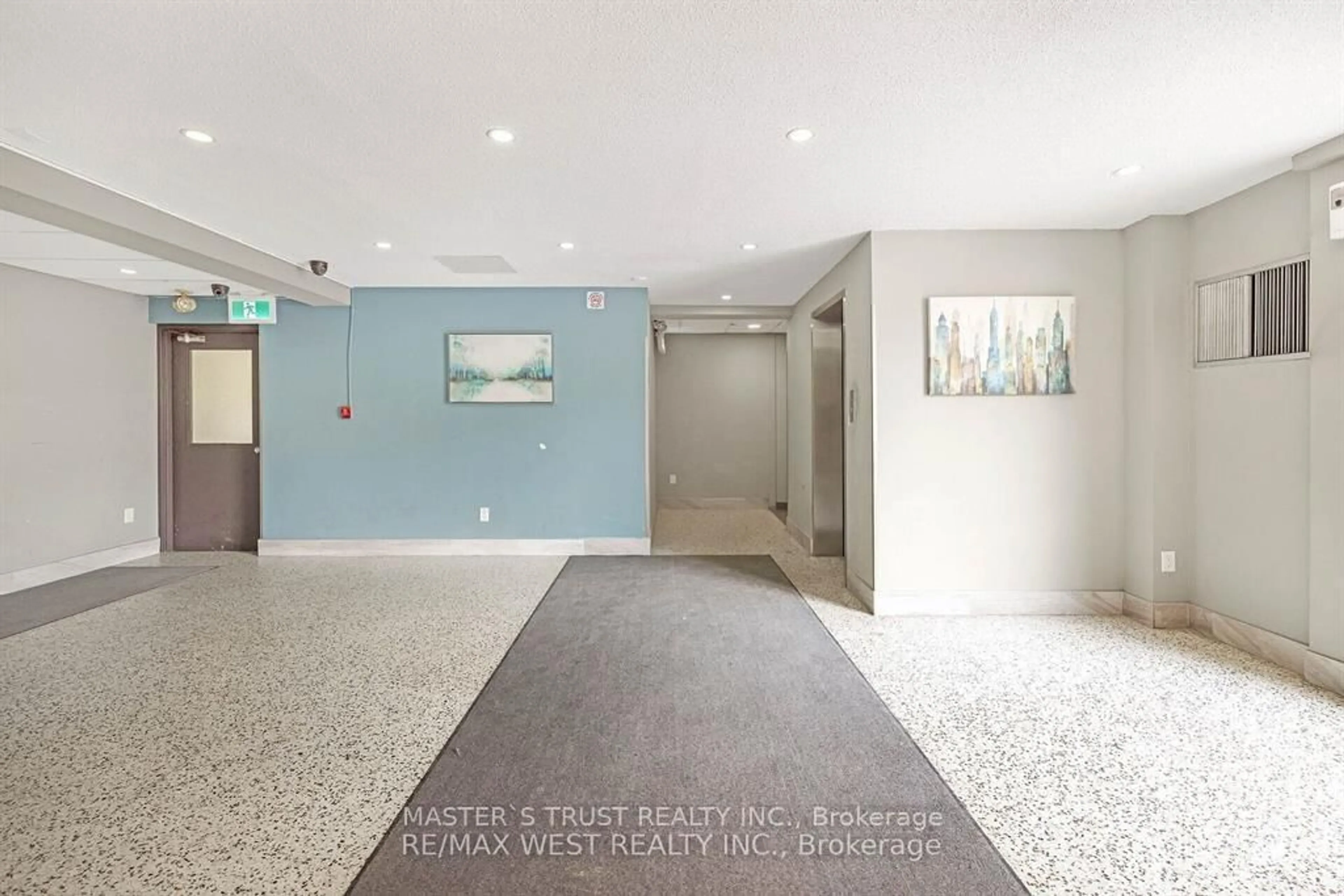Indoor foyer for 1055 Forestwood Dr #214, Mississauga Ontario L5C 2T8