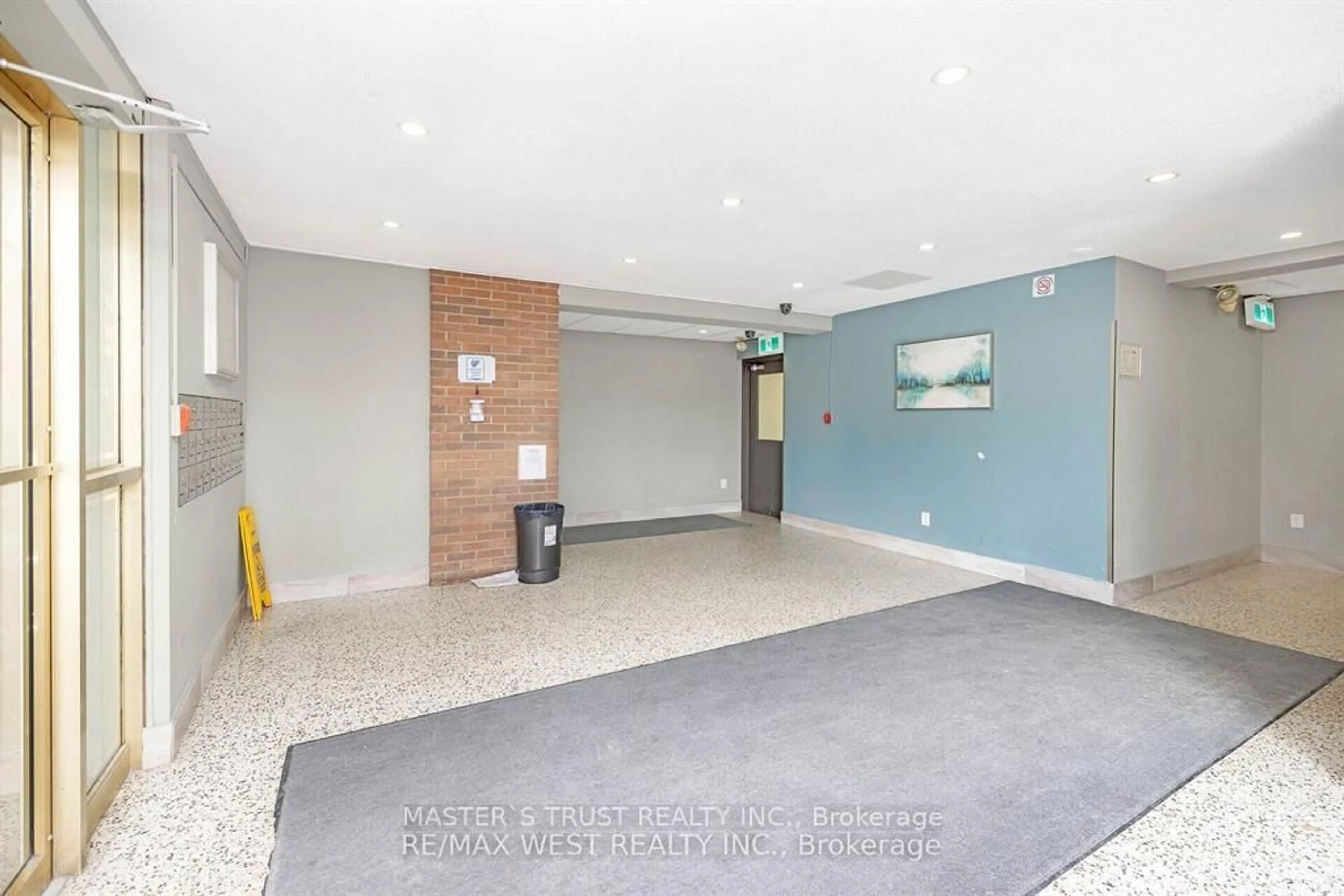 Indoor foyer for 1055 Forestwood Dr #214, Mississauga Ontario L5C 2T8