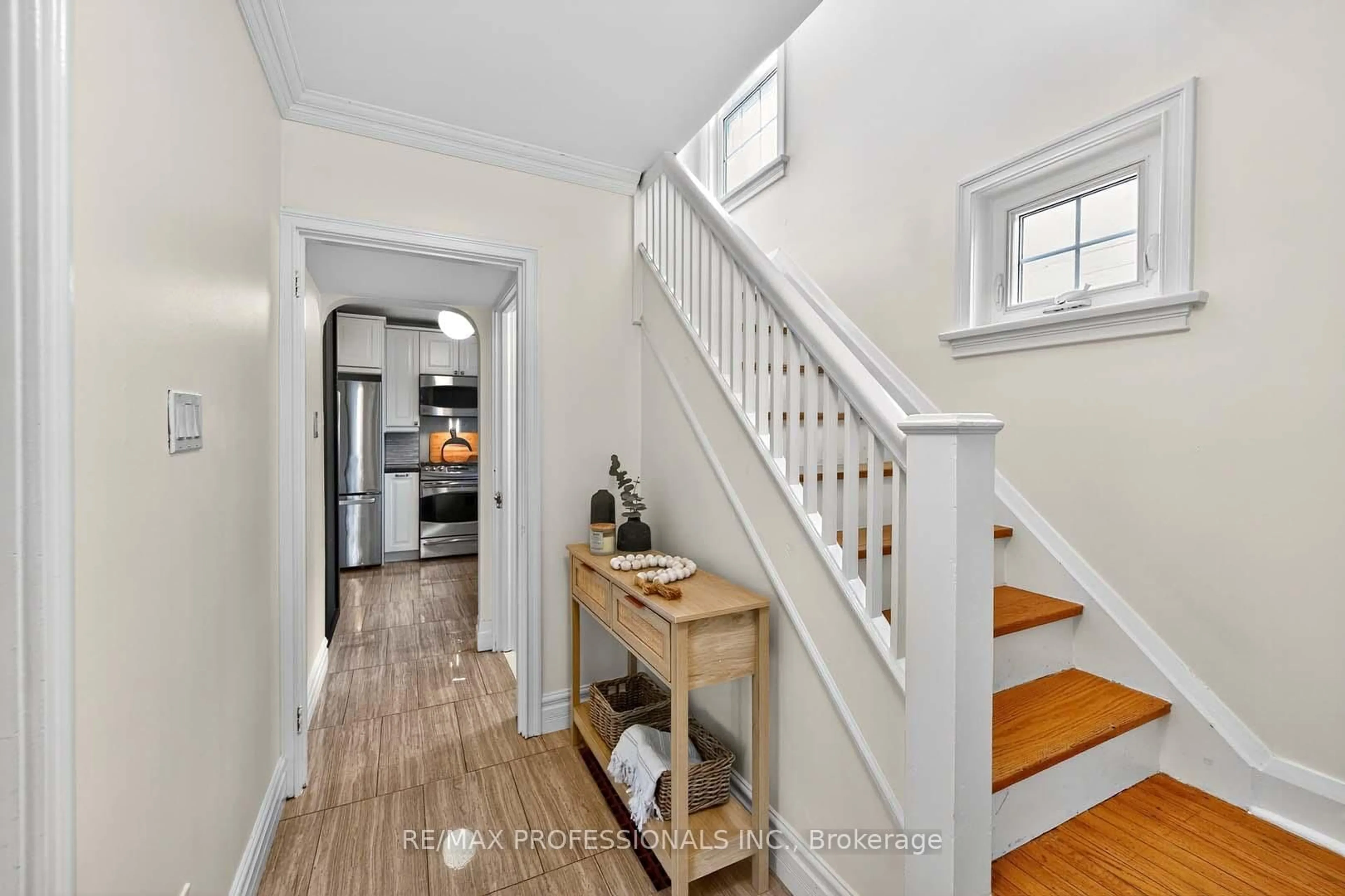 Indoor entryway for 31 Nineteenth St, Toronto Ontario M8V 3L4