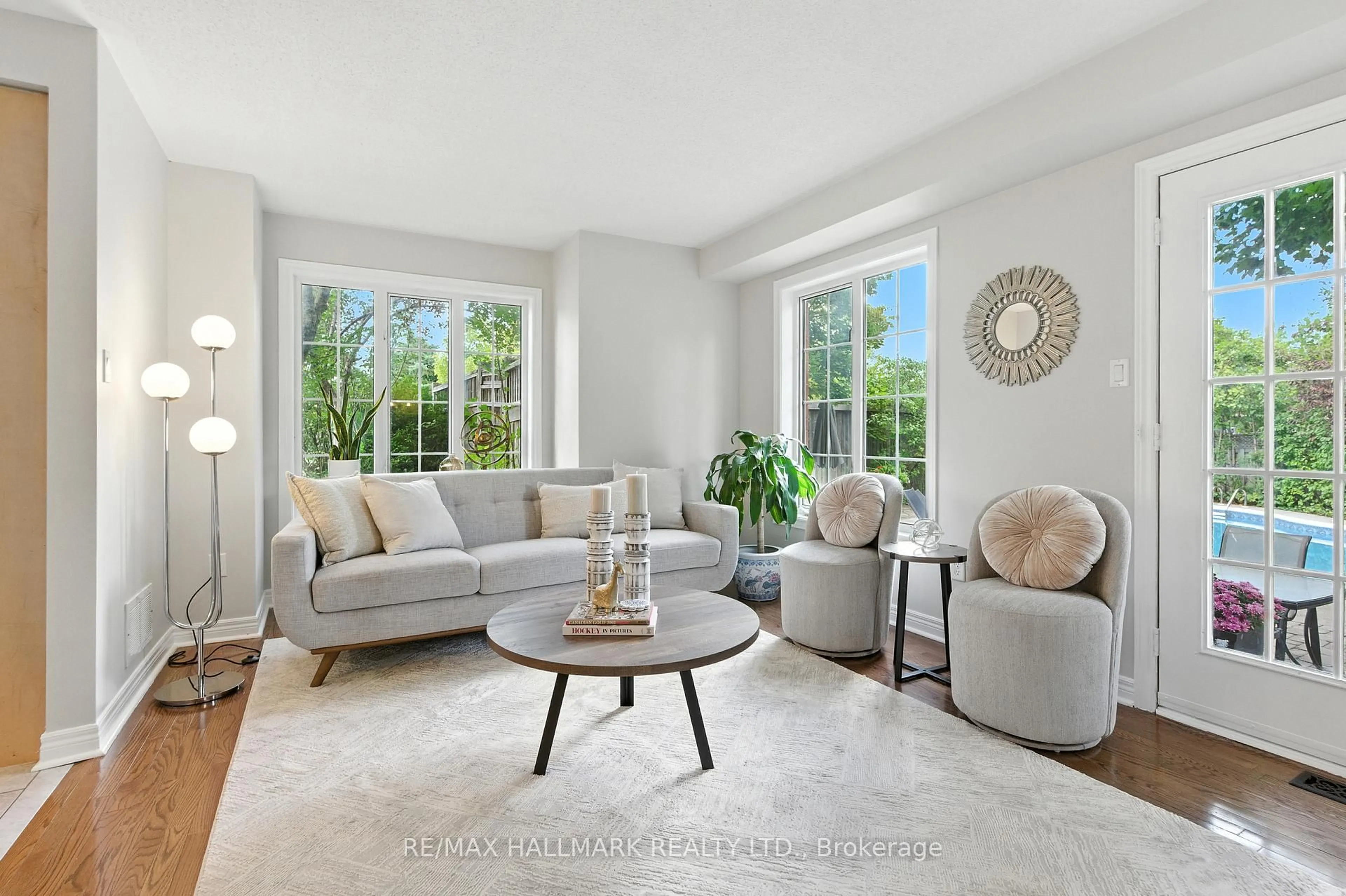 Living room with furniture, unknown for 3288 Equestrian Cres, Mississauga Ontario L5M 6T1