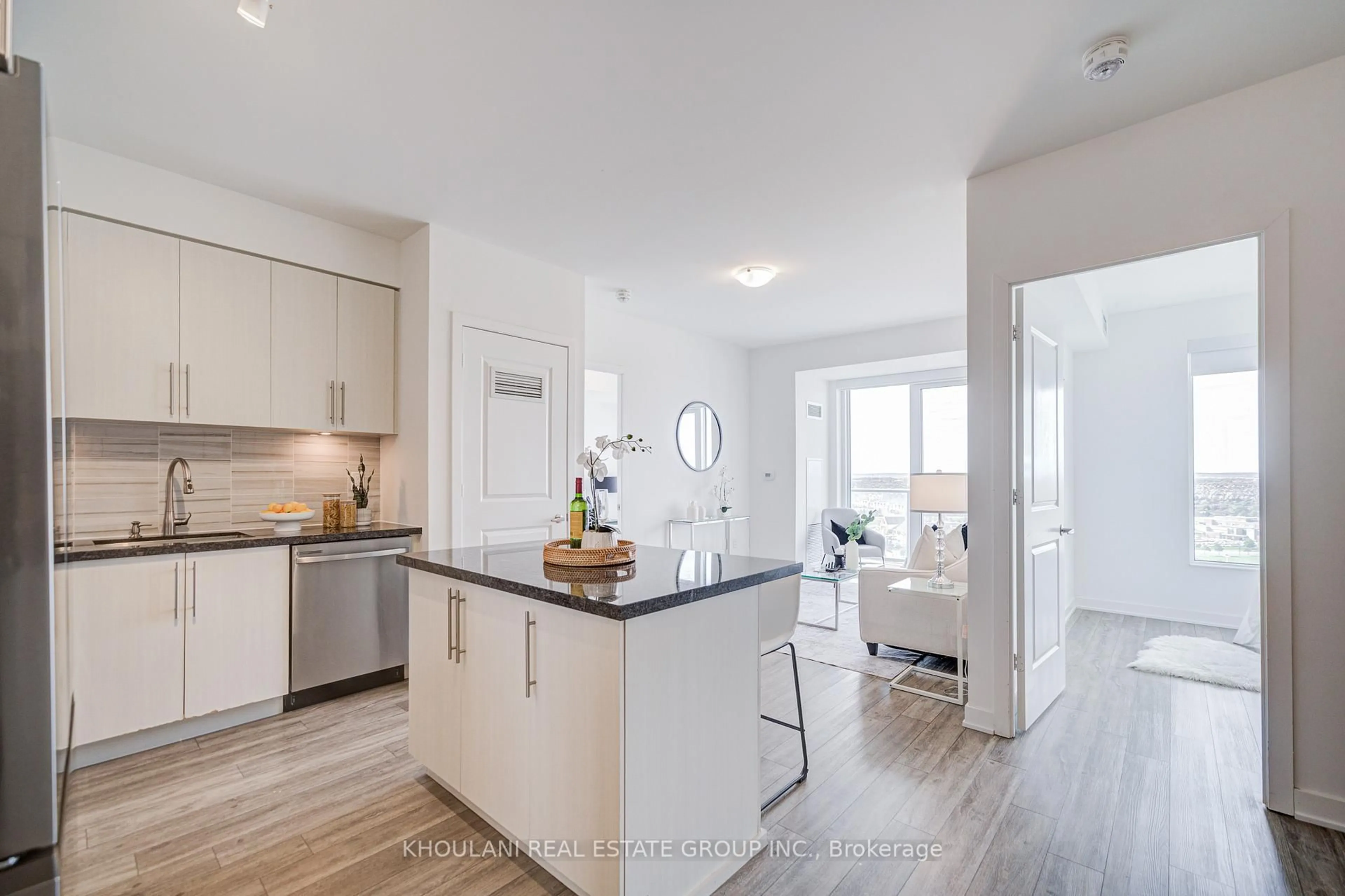 Open concept kitchen, unknown for 4655 Metcalfe Ave #2001, Mississauga Ontario L5M 0Z7