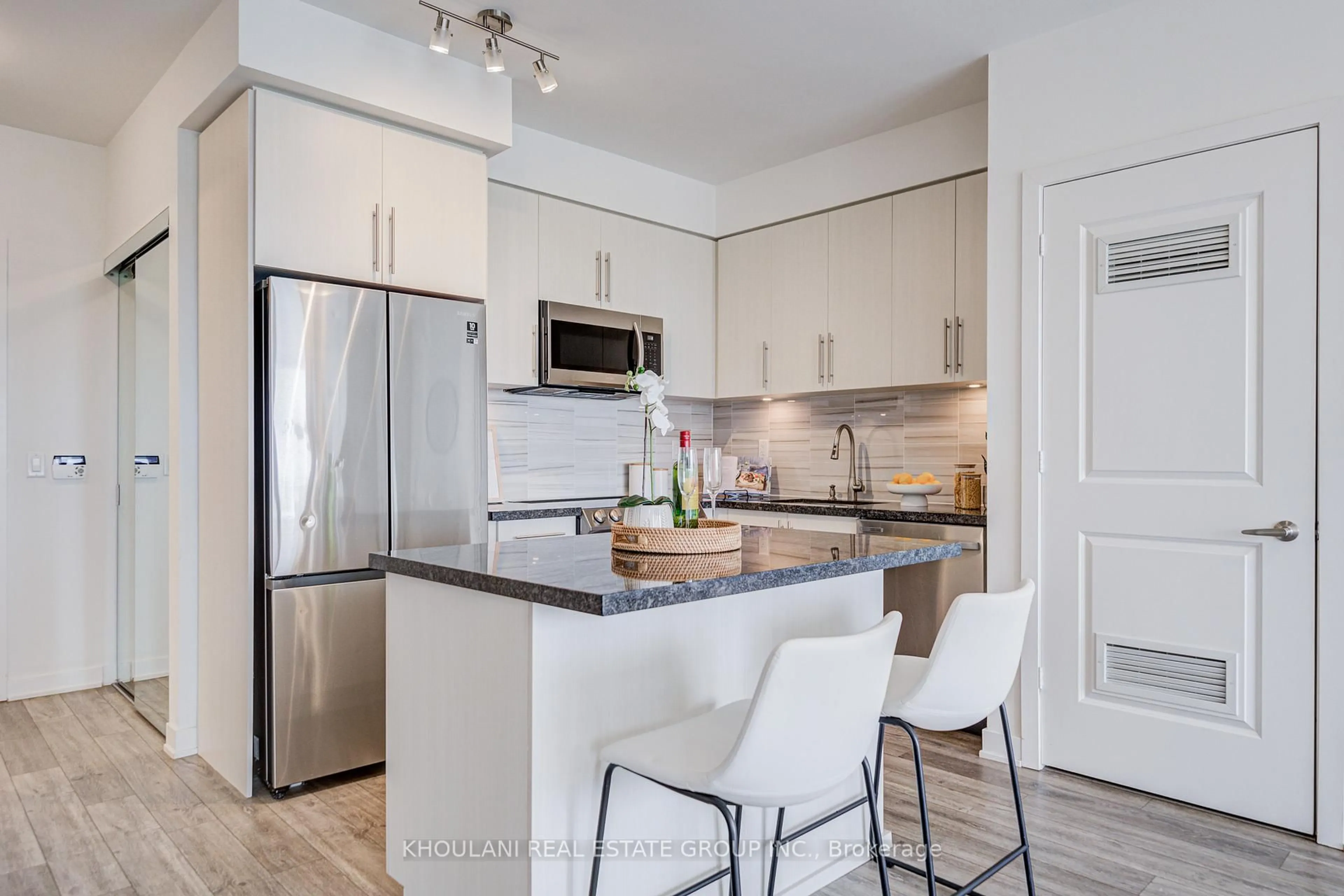Open concept kitchen, unknown for 4655 Metcalfe Ave #2001, Mississauga Ontario L5M 0Z7