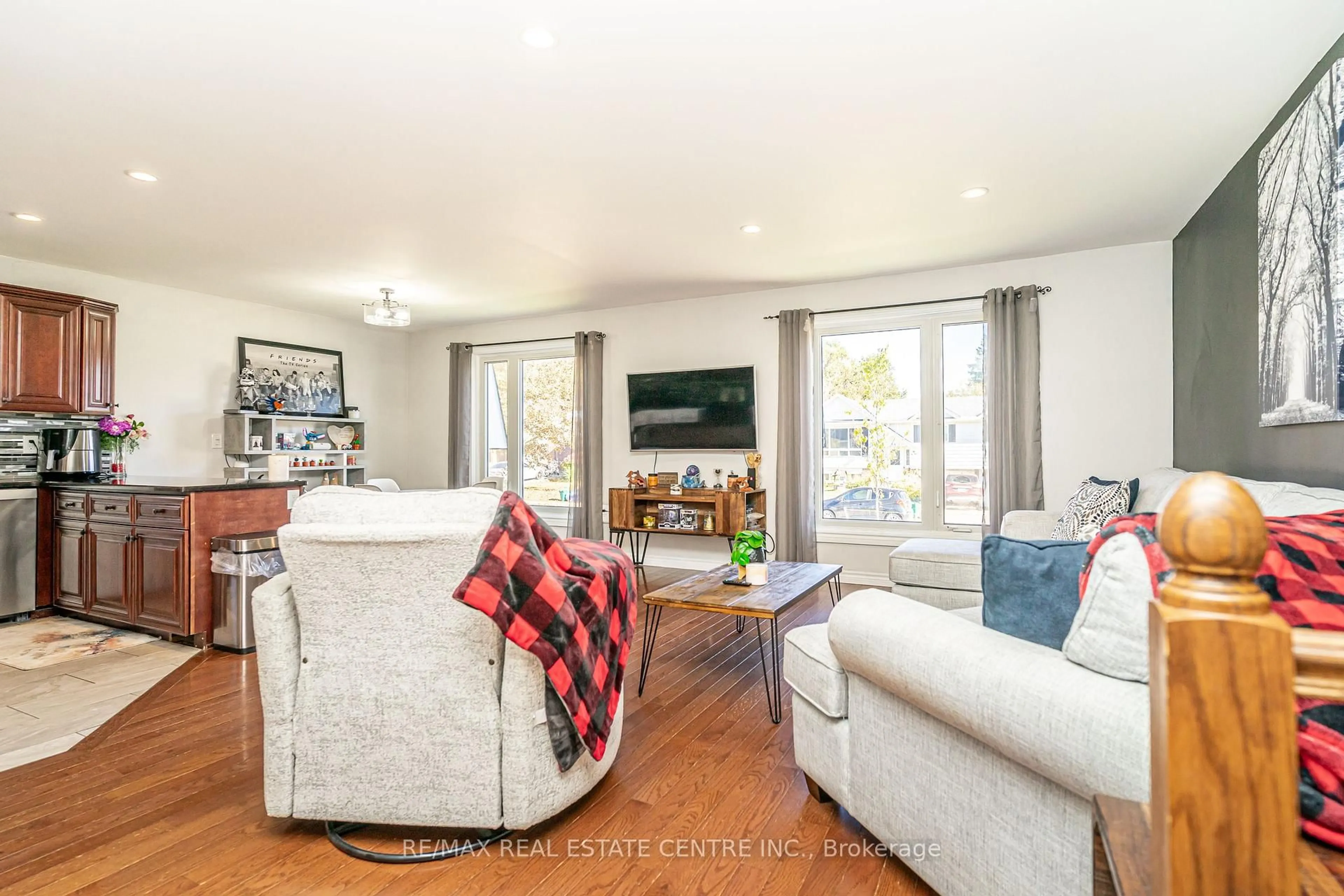 Living room with furniture, wood/laminate floor for 95 Avonmore Cres, Orangeville Ontario L9W 3C2
