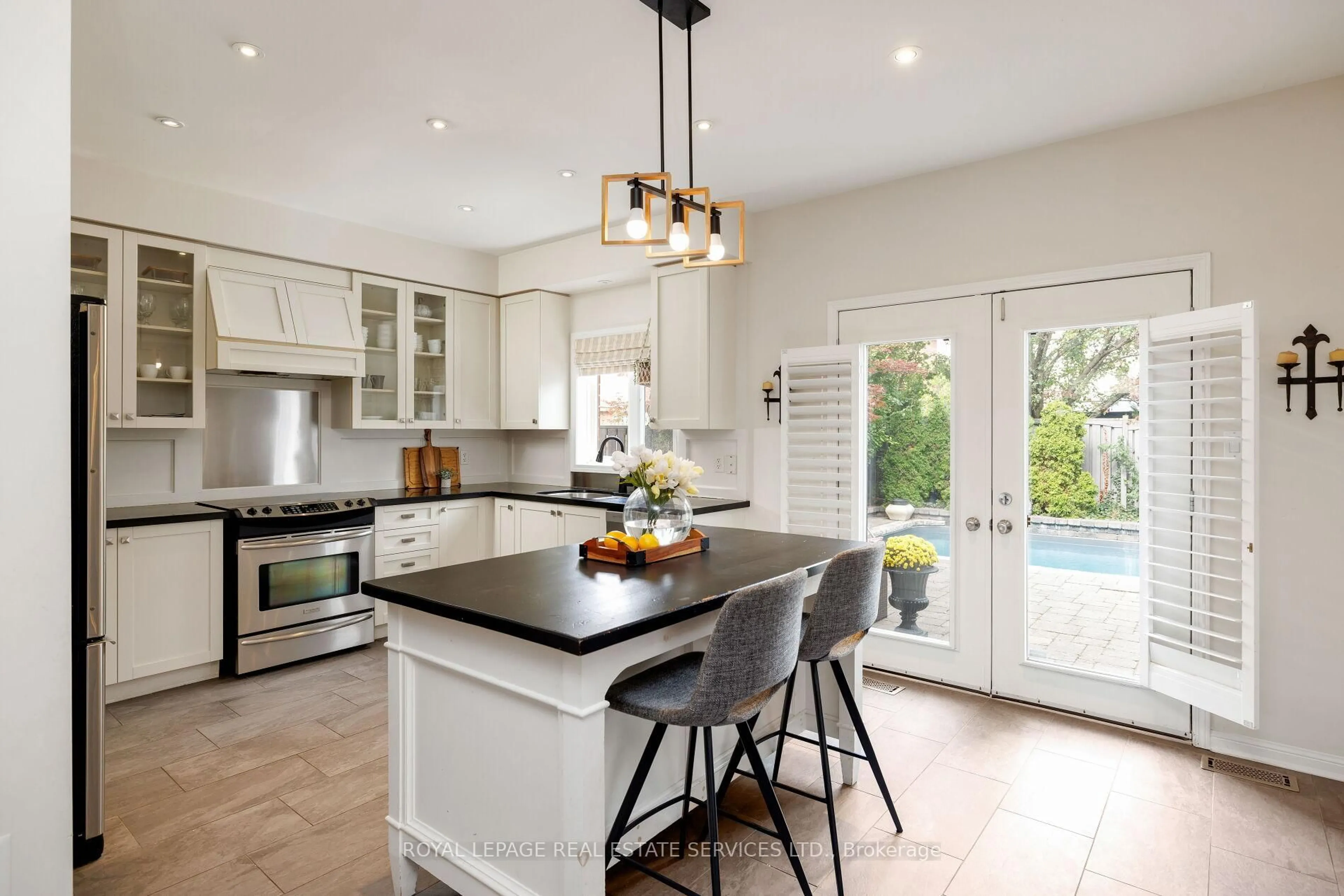 Open concept kitchen, unknown for 2202 Brookhaven Cres, Oakville Ontario L6M 5B8