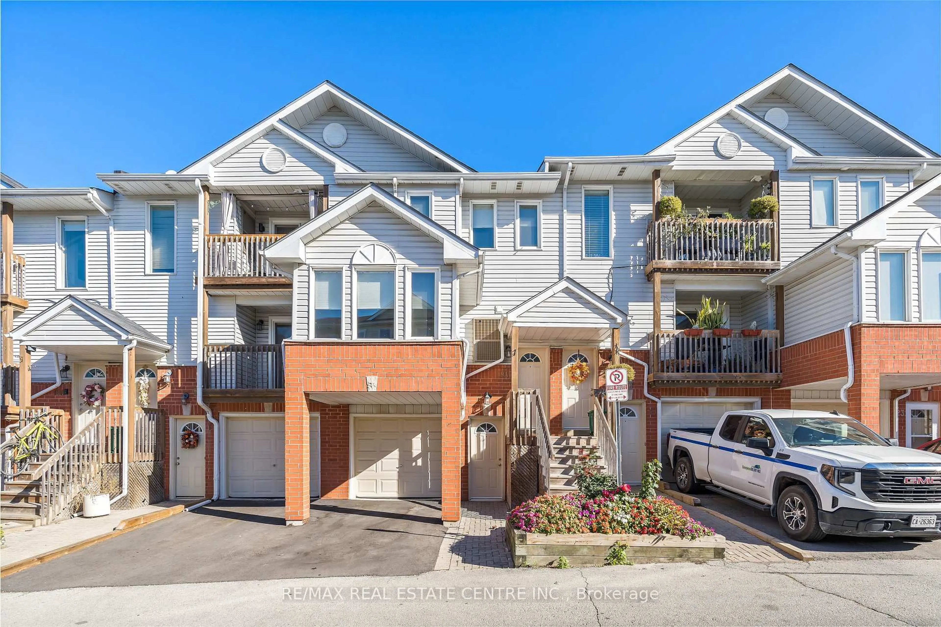 A pic from outside/outdoor area/front of a property/back of a property/a pic from drone, street for 19A Wylie Circ, Halton Hills Ontario L7G 0G2
