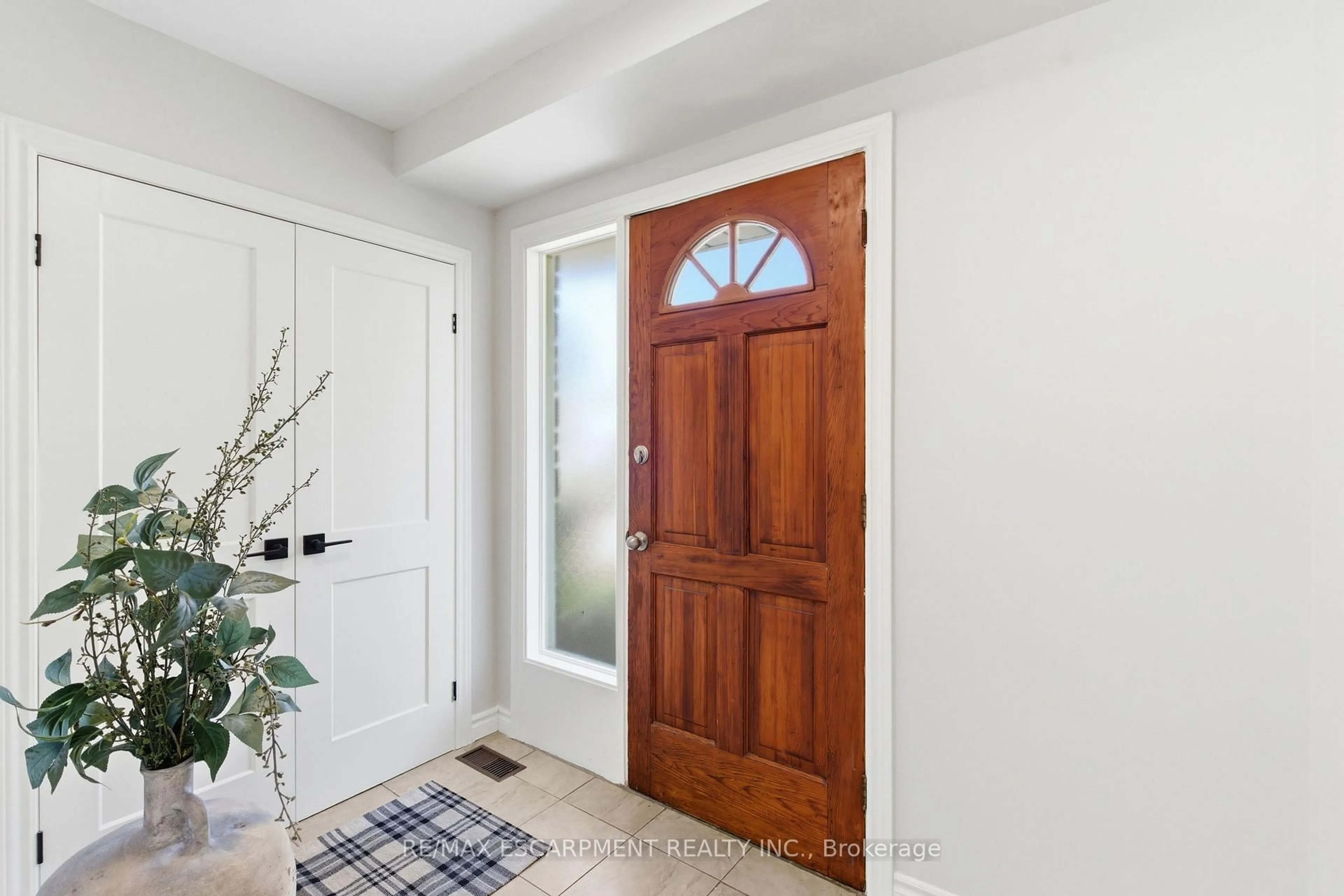 Indoor entryway for 4502 Bennett Rd, Burlington Ontario L7L 1Z1