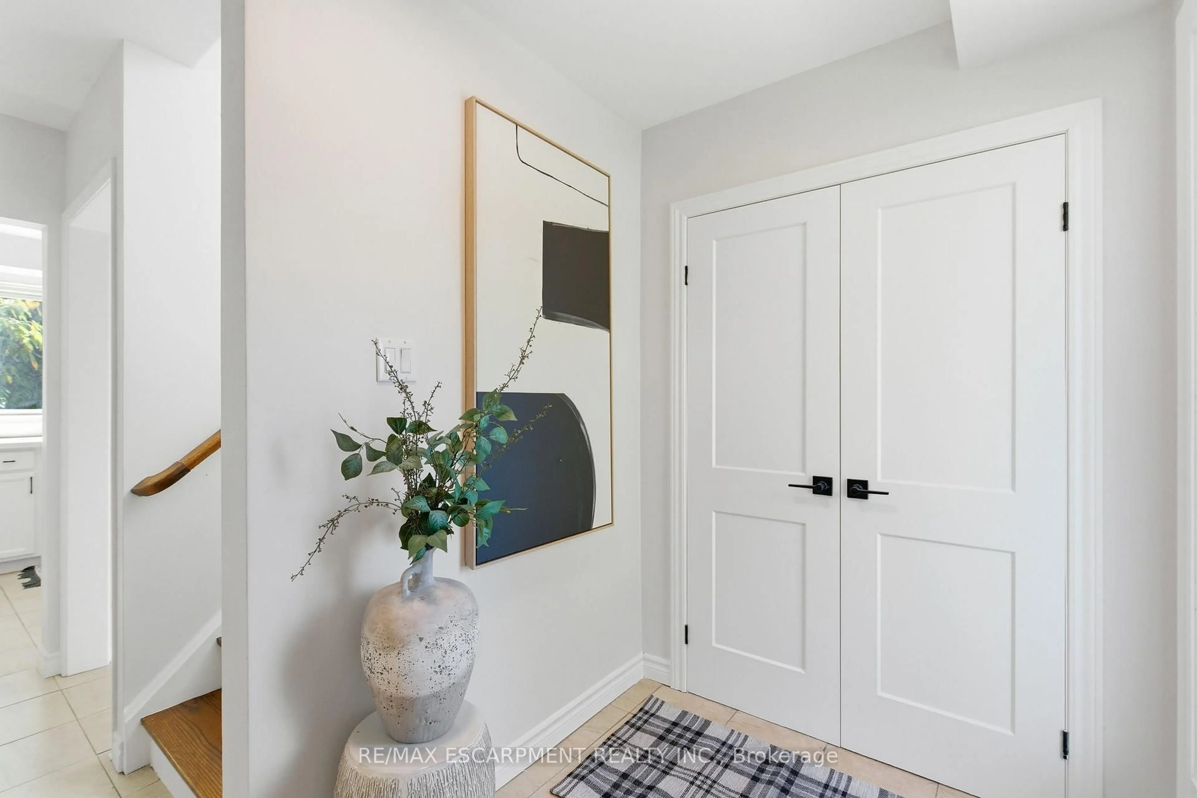 Indoor entryway for 4502 Bennett Rd, Burlington Ontario L7L 1Z1
