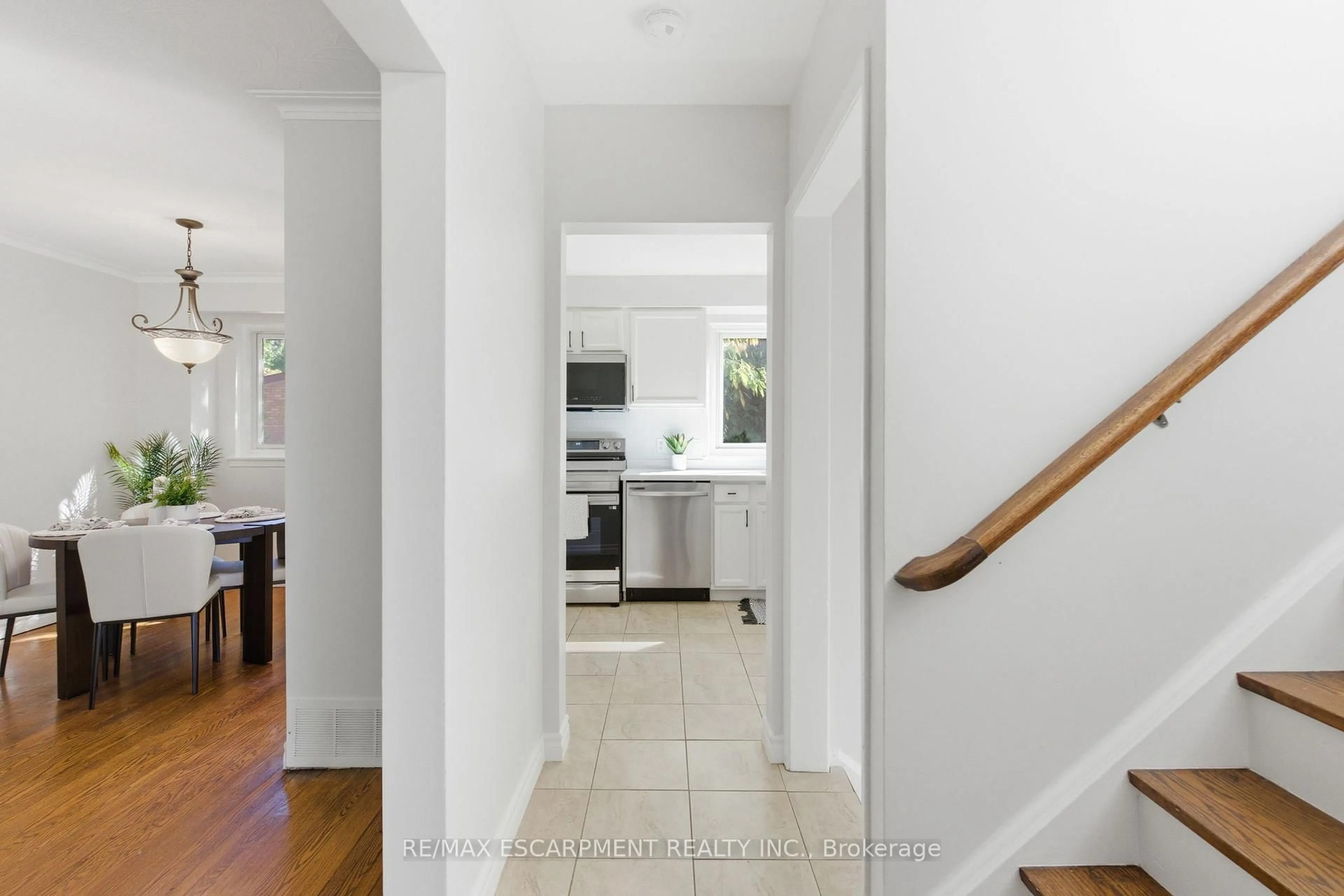 Indoor entryway for 4502 Bennett Rd, Burlington Ontario L7L 1Z1