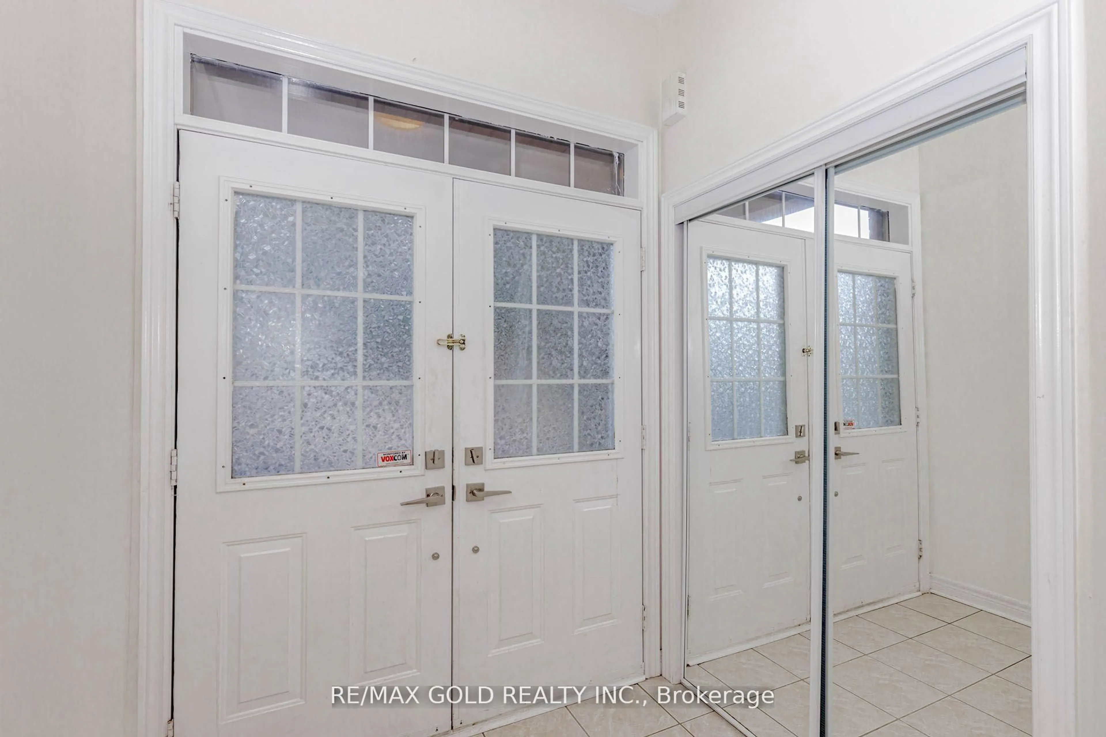 Indoor entryway for 22 Ungava Bay Rd, Brampton Ontario L6R 3M5
