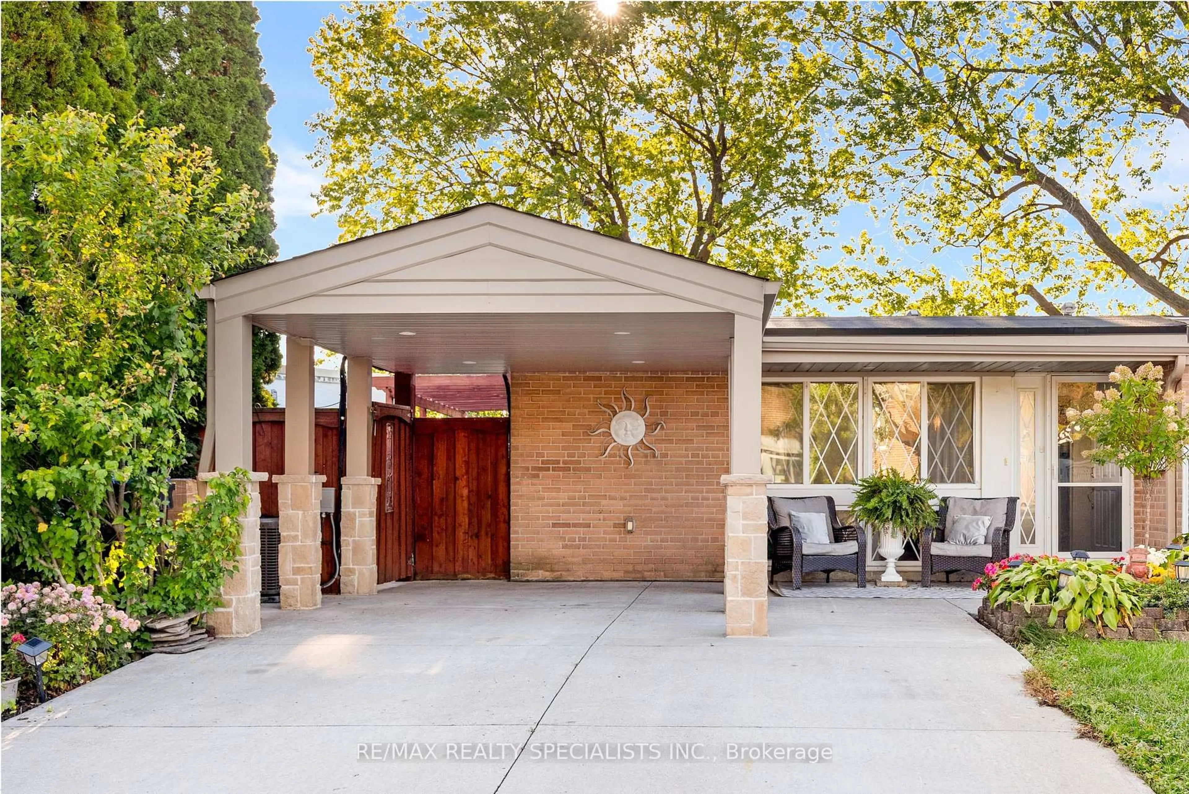 Home with brick exterior material, street for 2610 Constable Rd, Mississauga Ontario L5J 1W2
