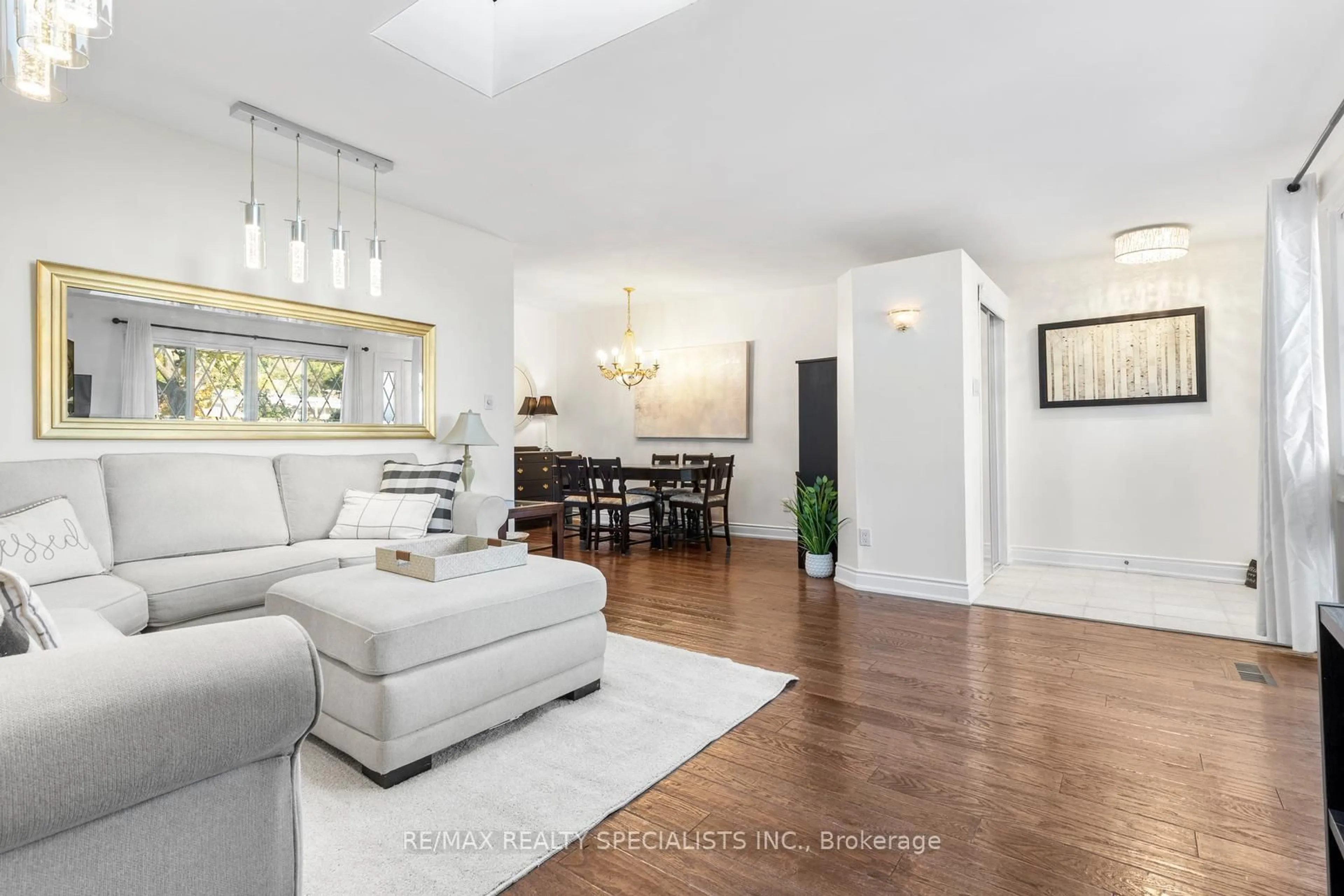 Living room with furniture, unknown for 2610 Constable Rd, Mississauga Ontario L5J 1W2