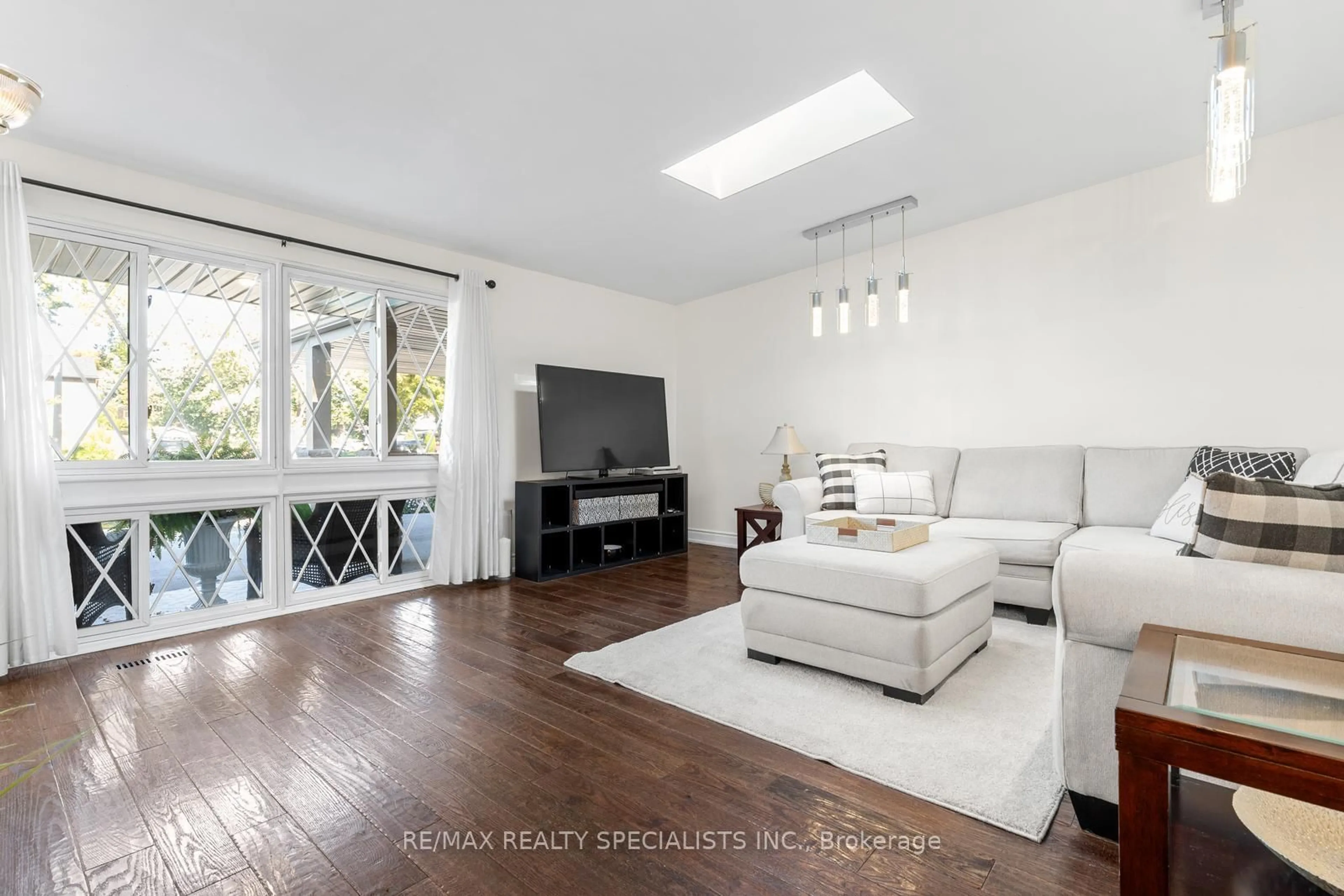 Living room with furniture, unknown for 2610 Constable Rd, Mississauga Ontario L5J 1W2