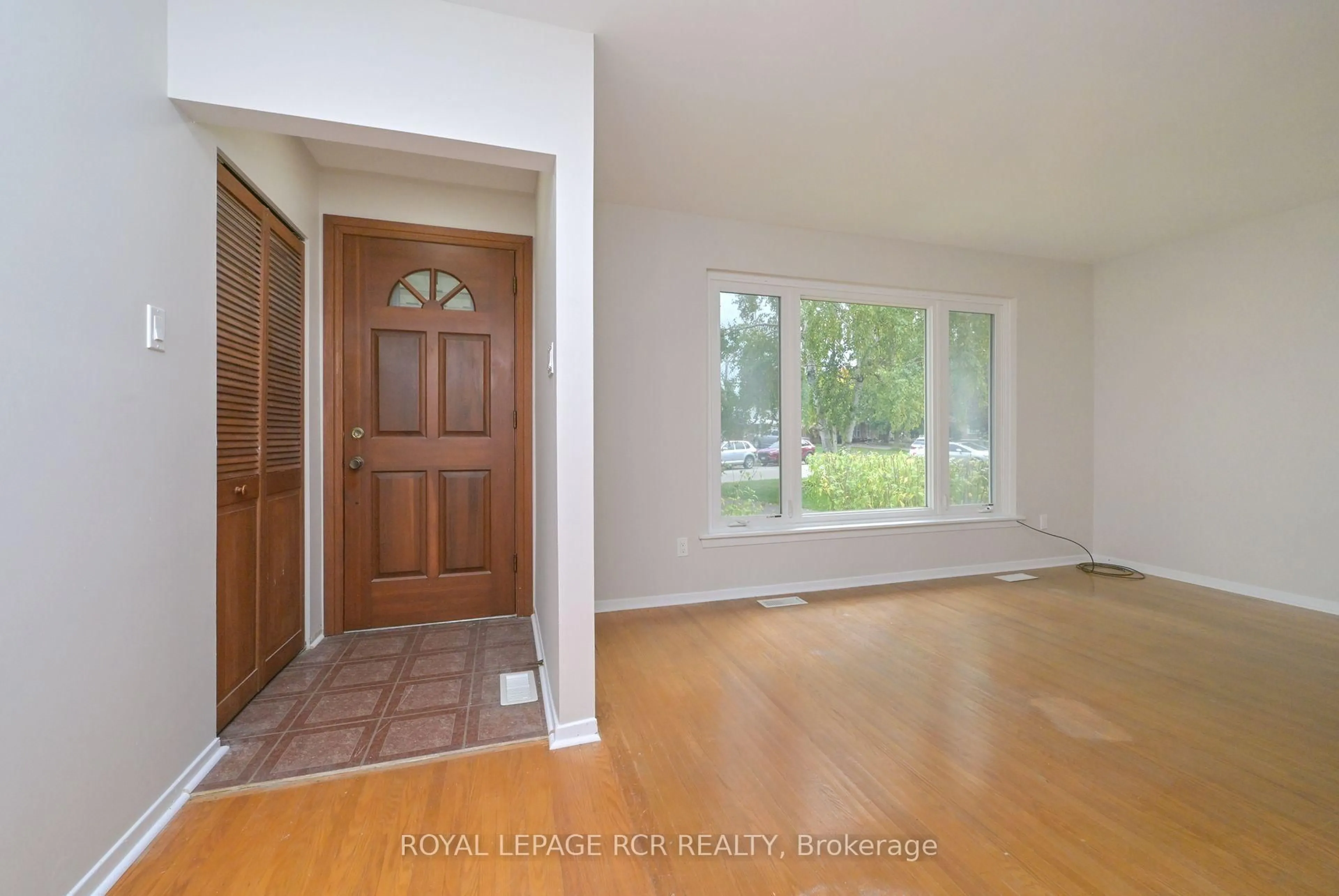Indoor entryway for 61 Belmont Dr, Brampton Ontario L6T 2K5