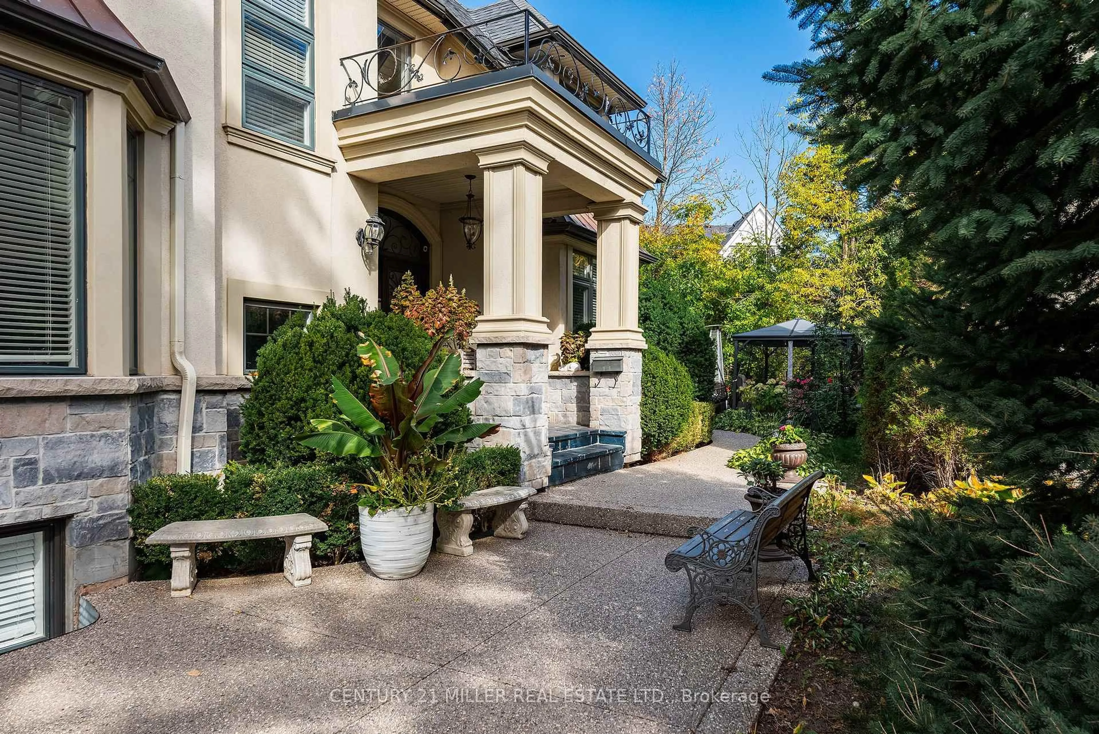 Patio, street for 108 Livno Common, Oakville Ontario L6L 3P2