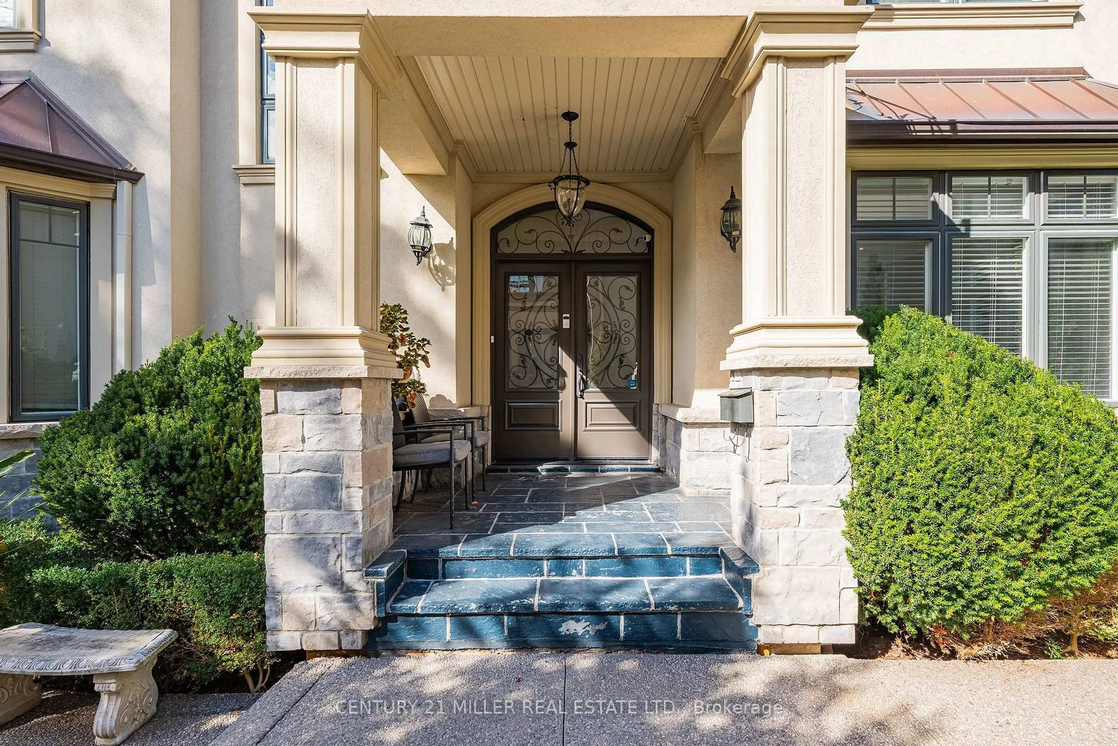 Indoor entryway for 108 Livno Common, Oakville Ontario L6L 3P2