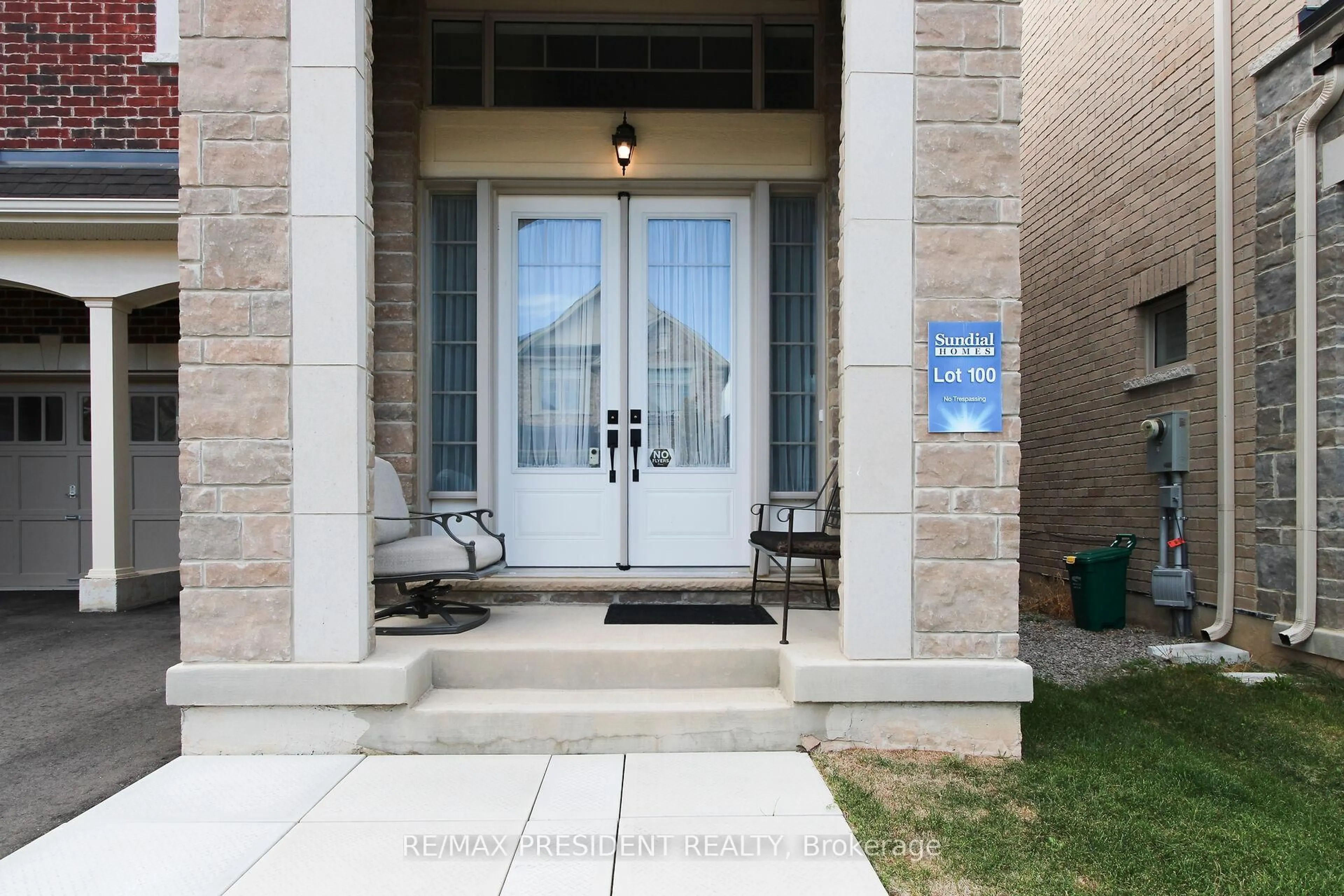 Indoor entryway for 3911 Koenig Rd, Burlington Ontario L7M 0Z5