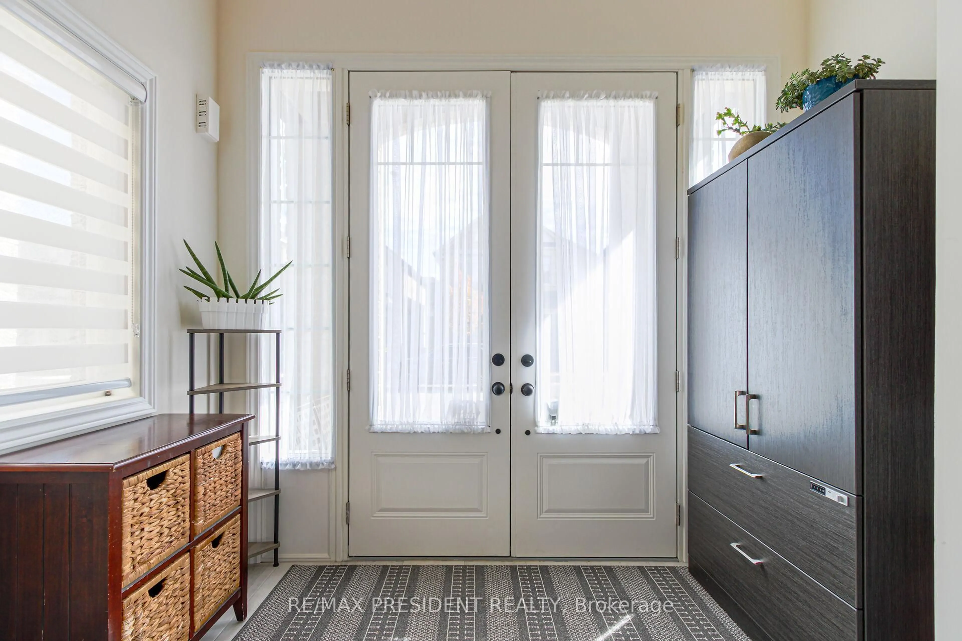 Indoor entryway for 3911 Koenig Rd, Burlington Ontario L7M 0Z5