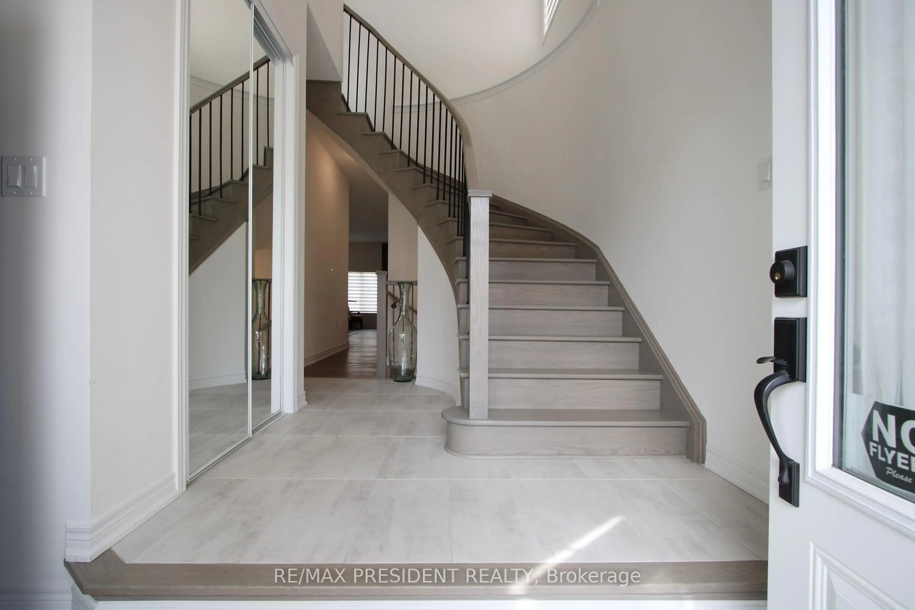 Indoor foyer for 3911 Koenig Rd, Burlington Ontario L7M 0Z5