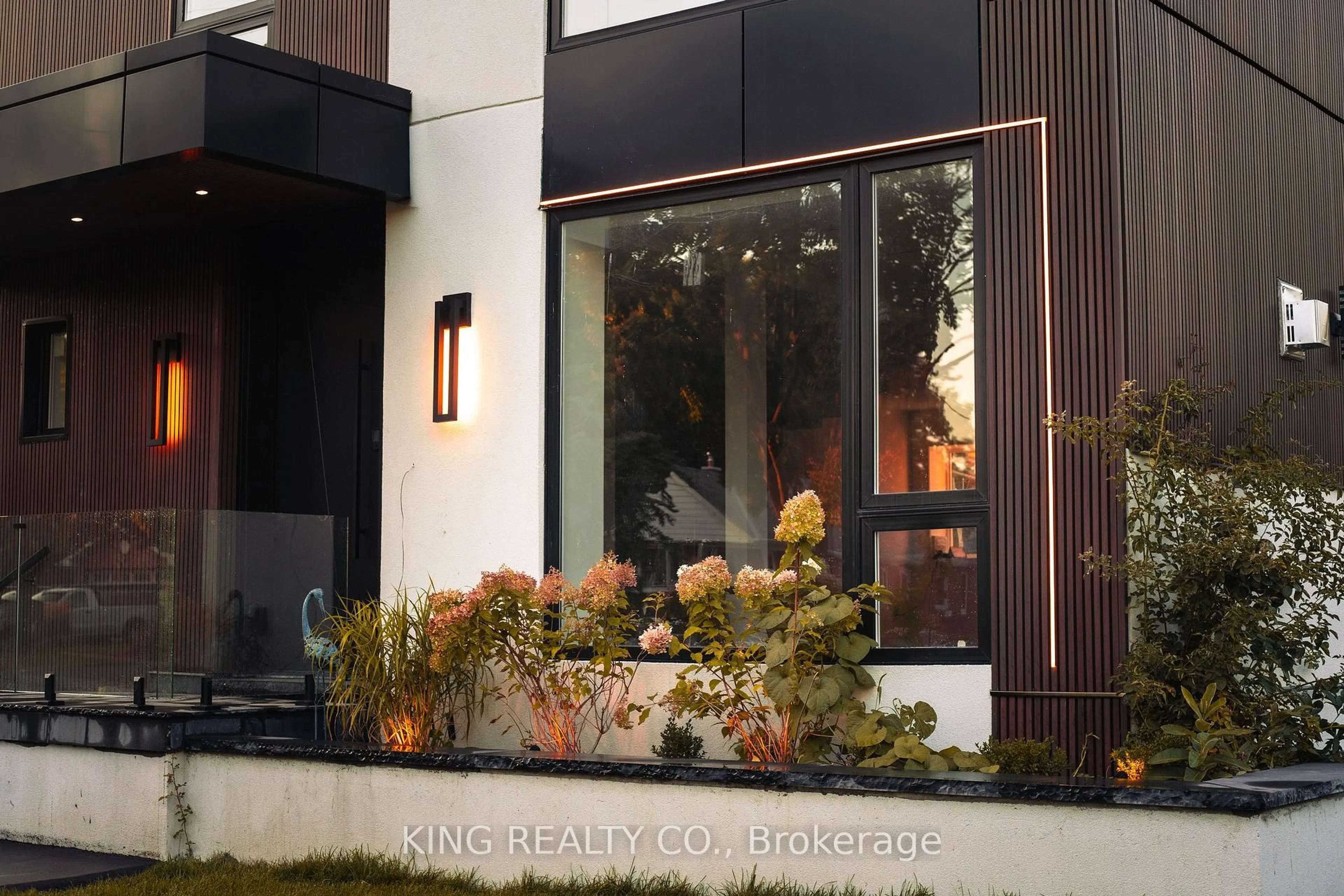 Indoor entryway for 86 Edgecroft Rd, Toronto Ontario M8Z 2C3