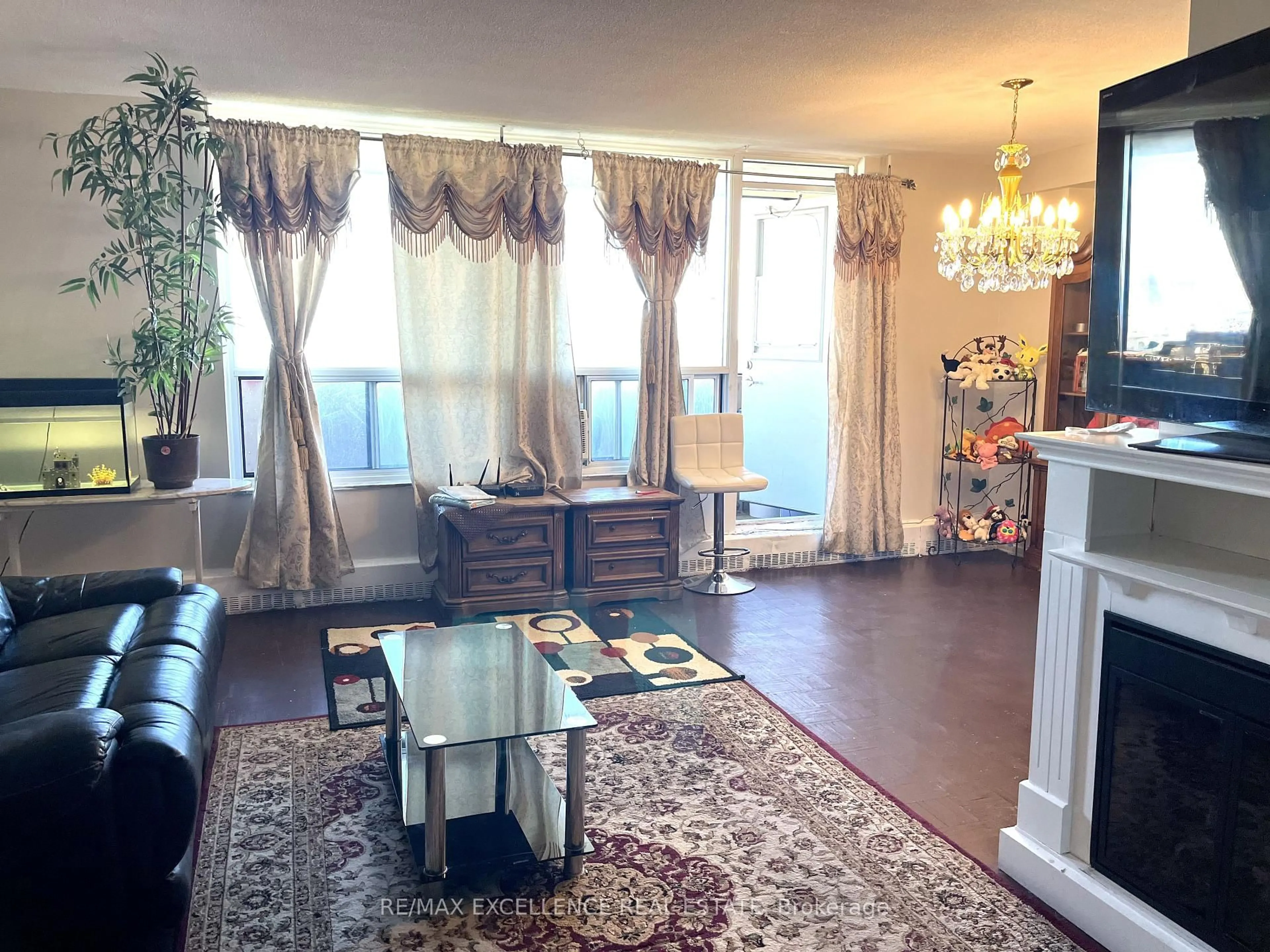 Dining room, wood/laminate floor for 3390 Weston Rd #2105, Toronto Ontario M9M 2X3