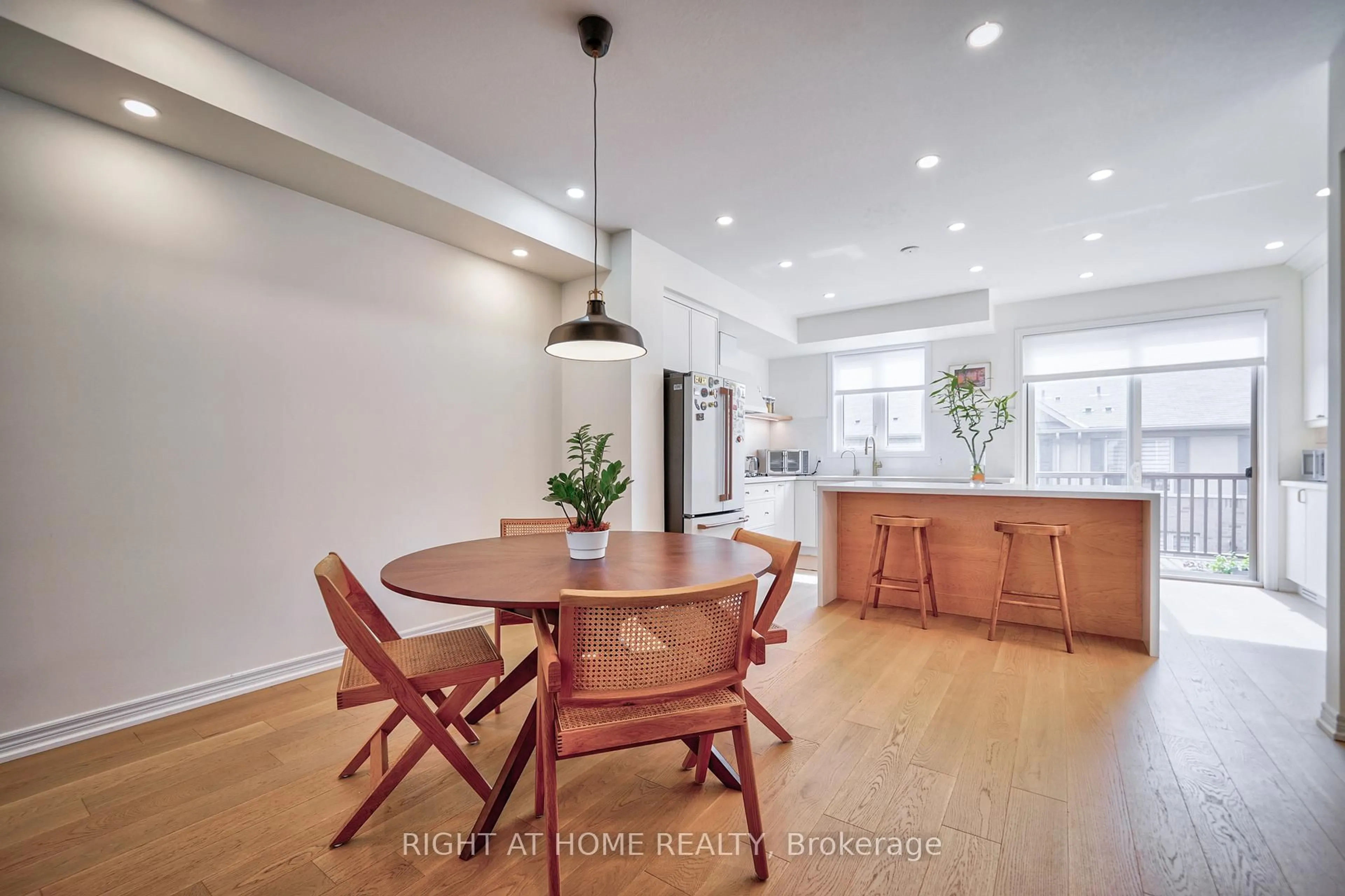 Open concept kitchen, wood/laminate floor for 422 Belcourt Common, Oakville Ontario L6H 0R2
