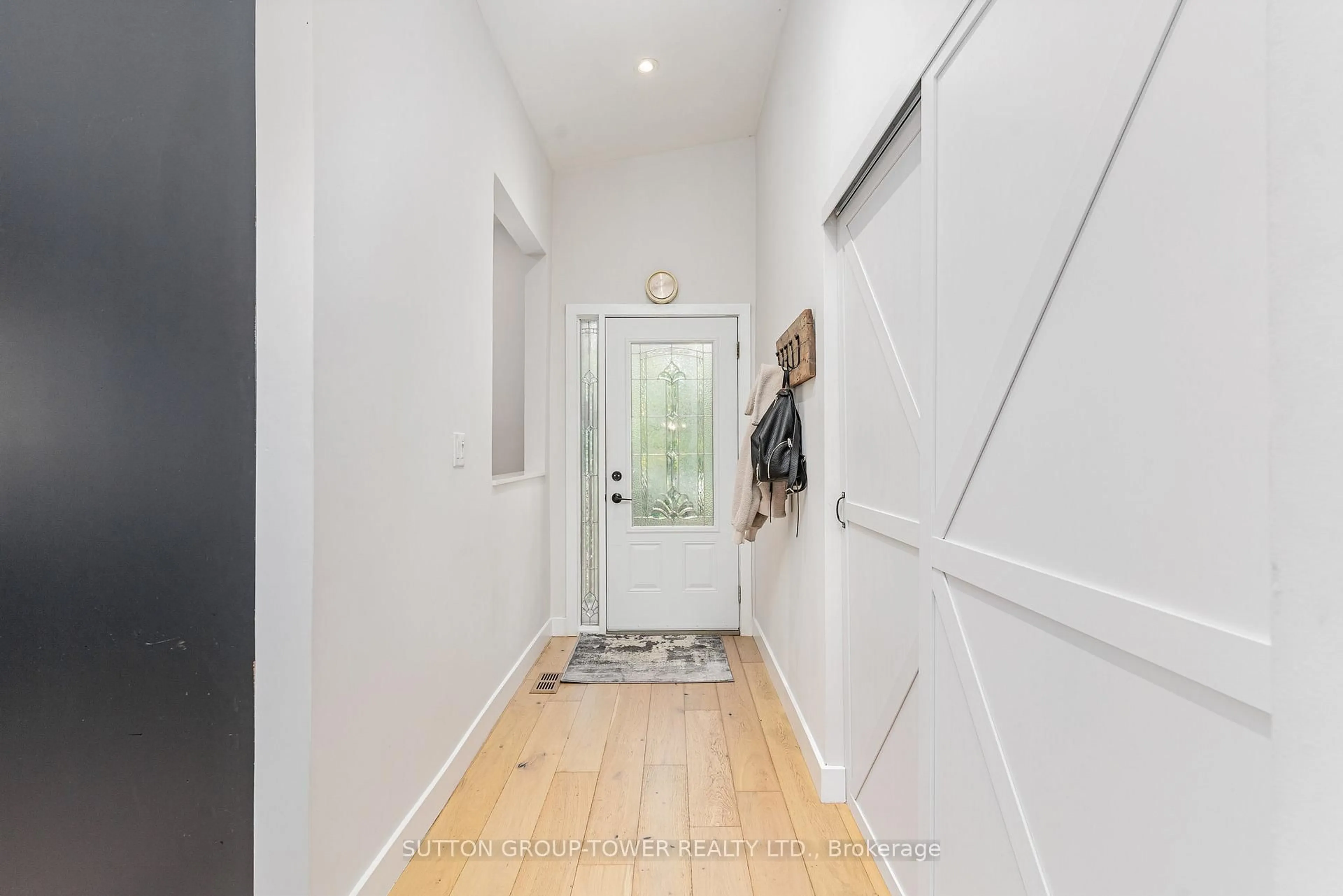 Indoor entryway for 1037 Leilani Dr, Mississauga Ontario L4Y 2C8