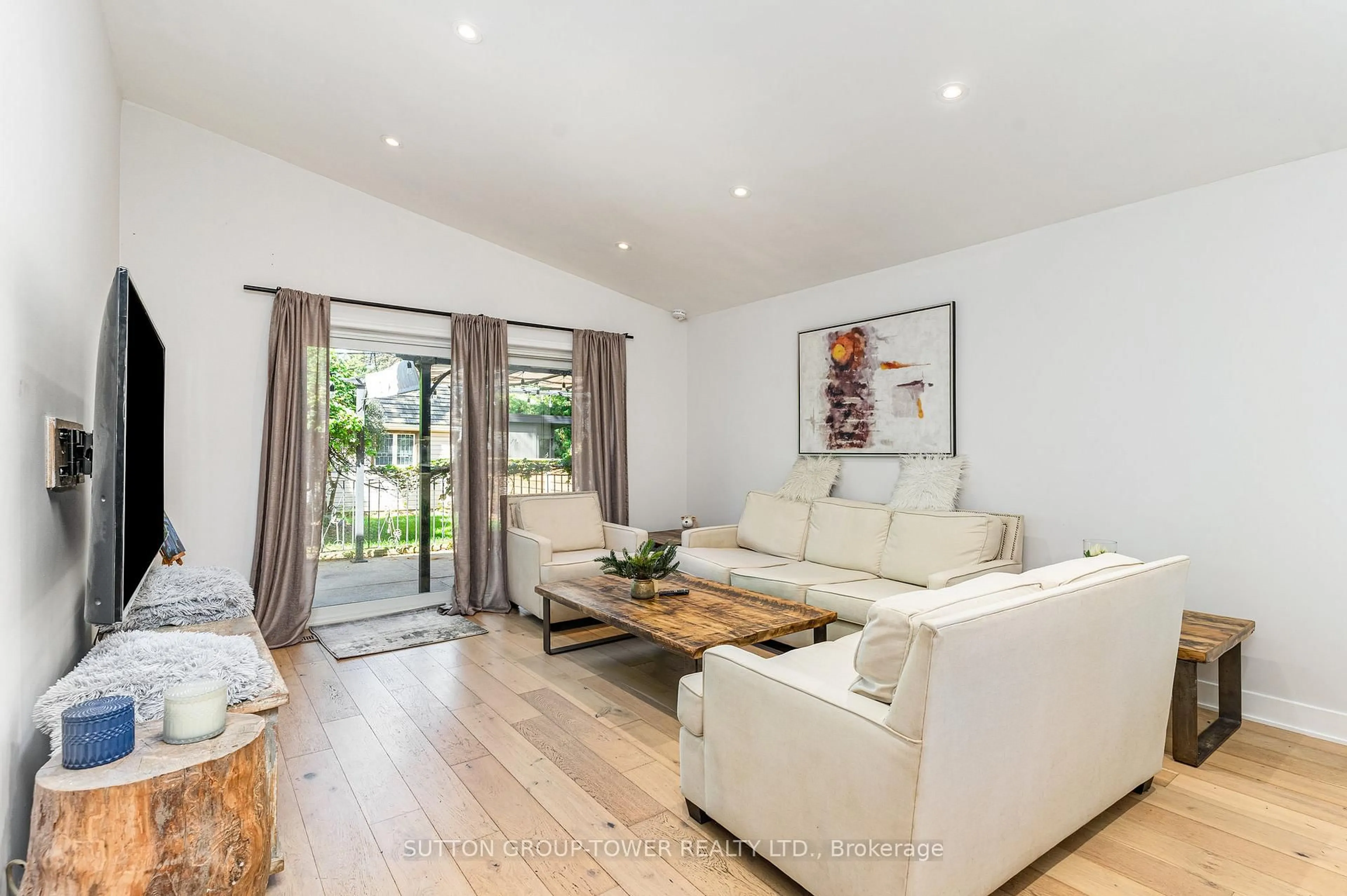 Living room with furniture, wood/laminate floor for 1037 Leilani Dr, Mississauga Ontario L4Y 2C8