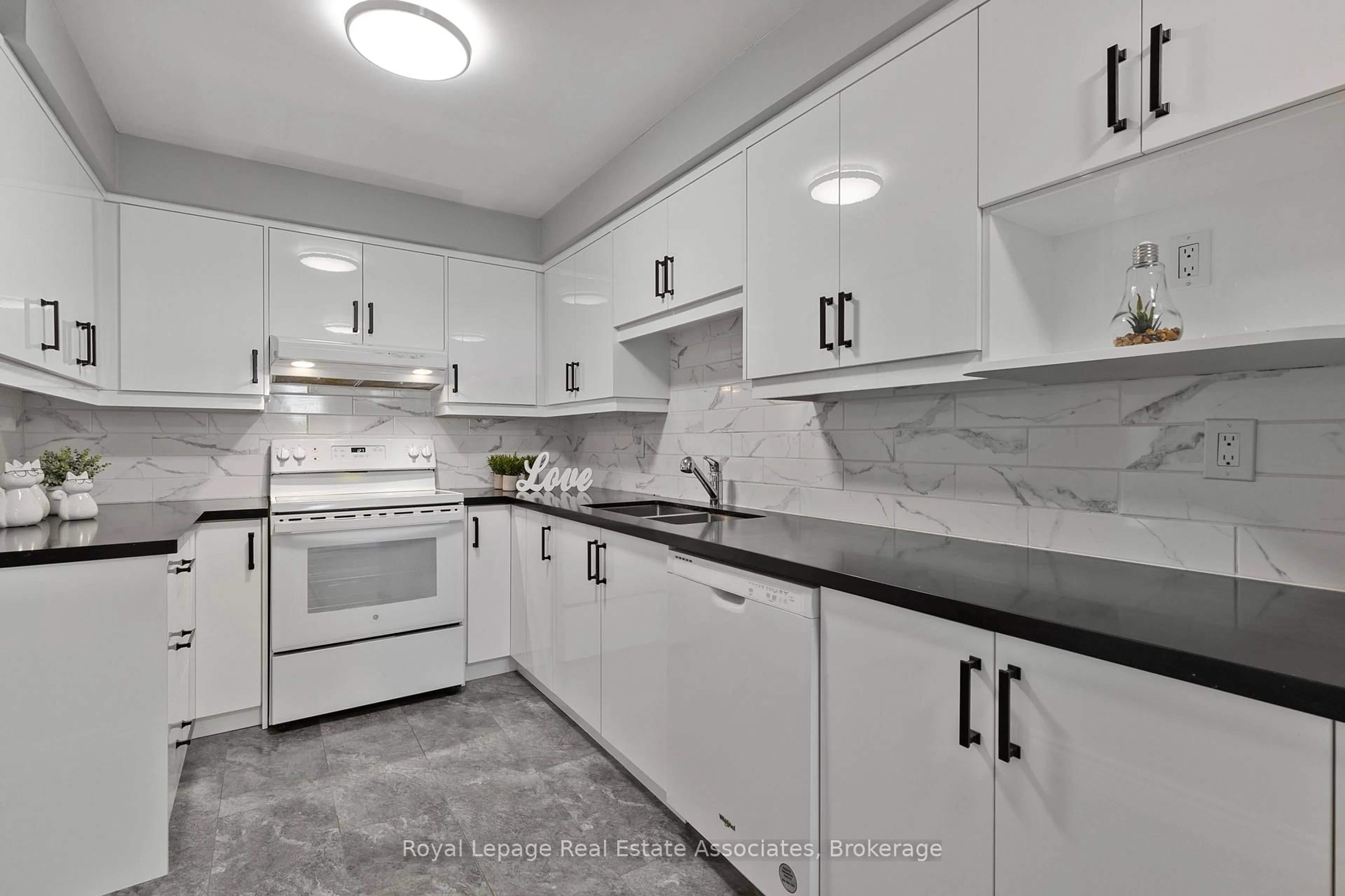 Standard kitchen, ceramic/tile floor for 3339 Council Ring Rd #7, Mississauga Ontario L5L 2A9