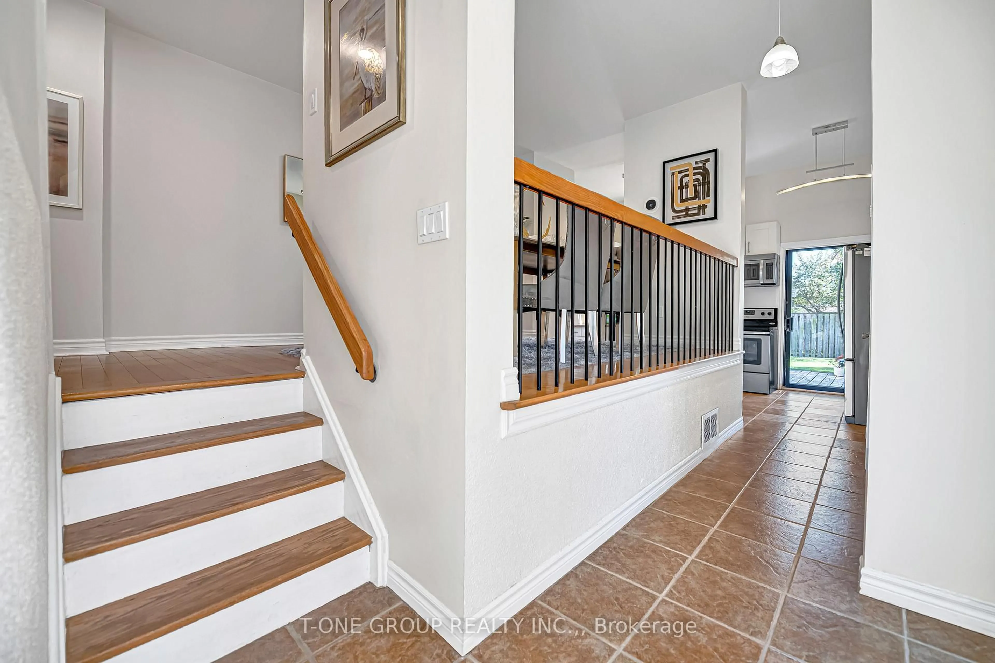 Indoor foyer for 3005 Arvida Circ, Mississauga Ontario L5N 1R6