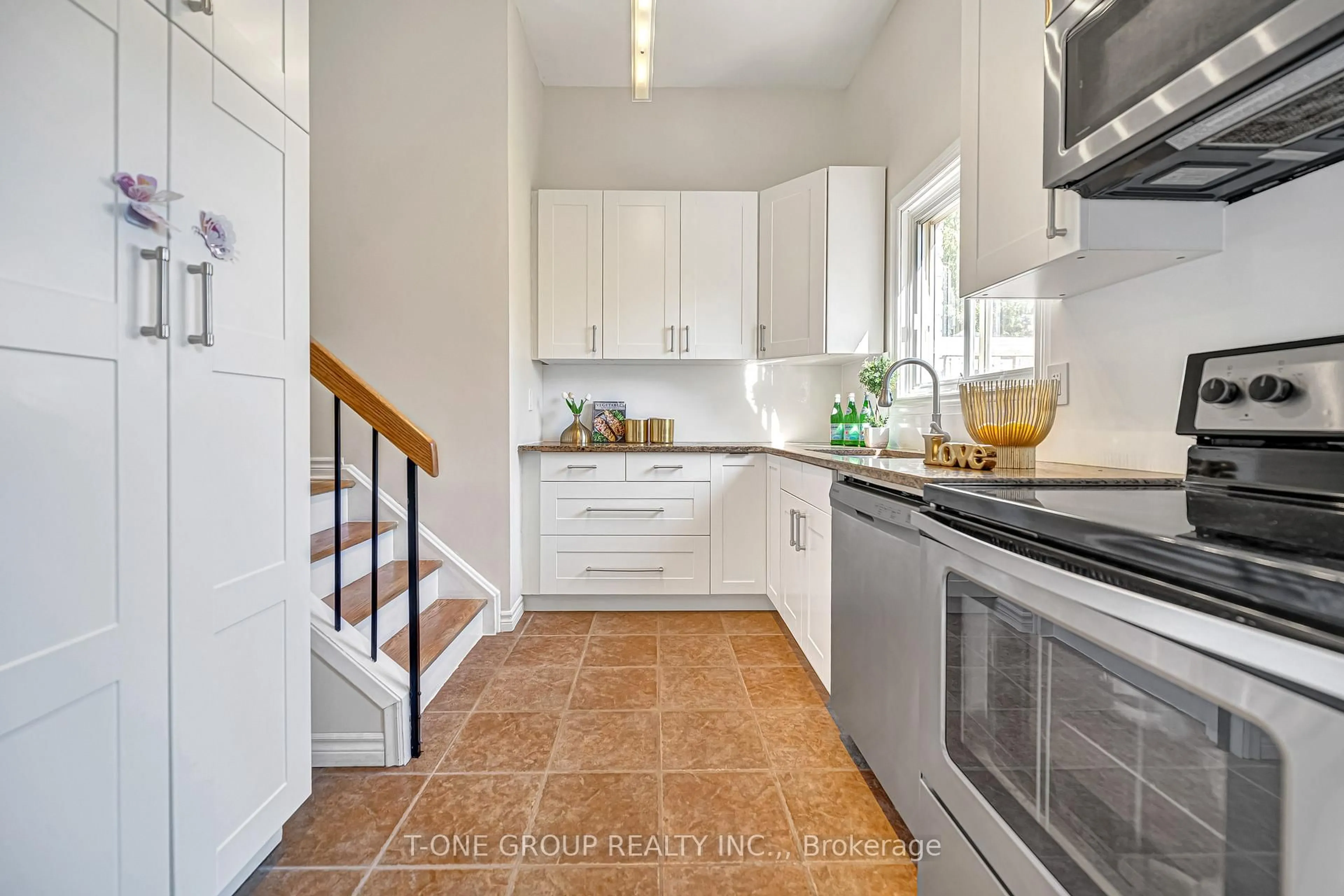 Open concept kitchen, ceramic/tile floor for 3005 Arvida Circ, Mississauga Ontario L5N 1R6