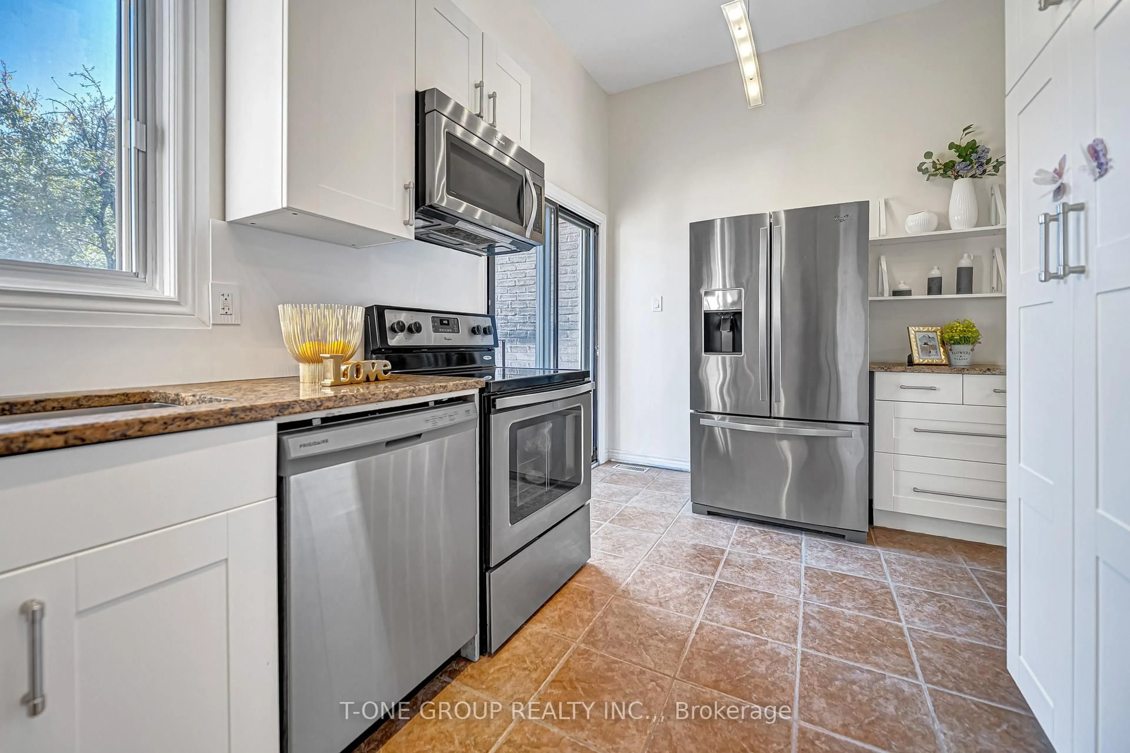 Standard kitchen, ceramic/tile floor for 3005 Arvida Circ, Mississauga Ontario L5N 1R6