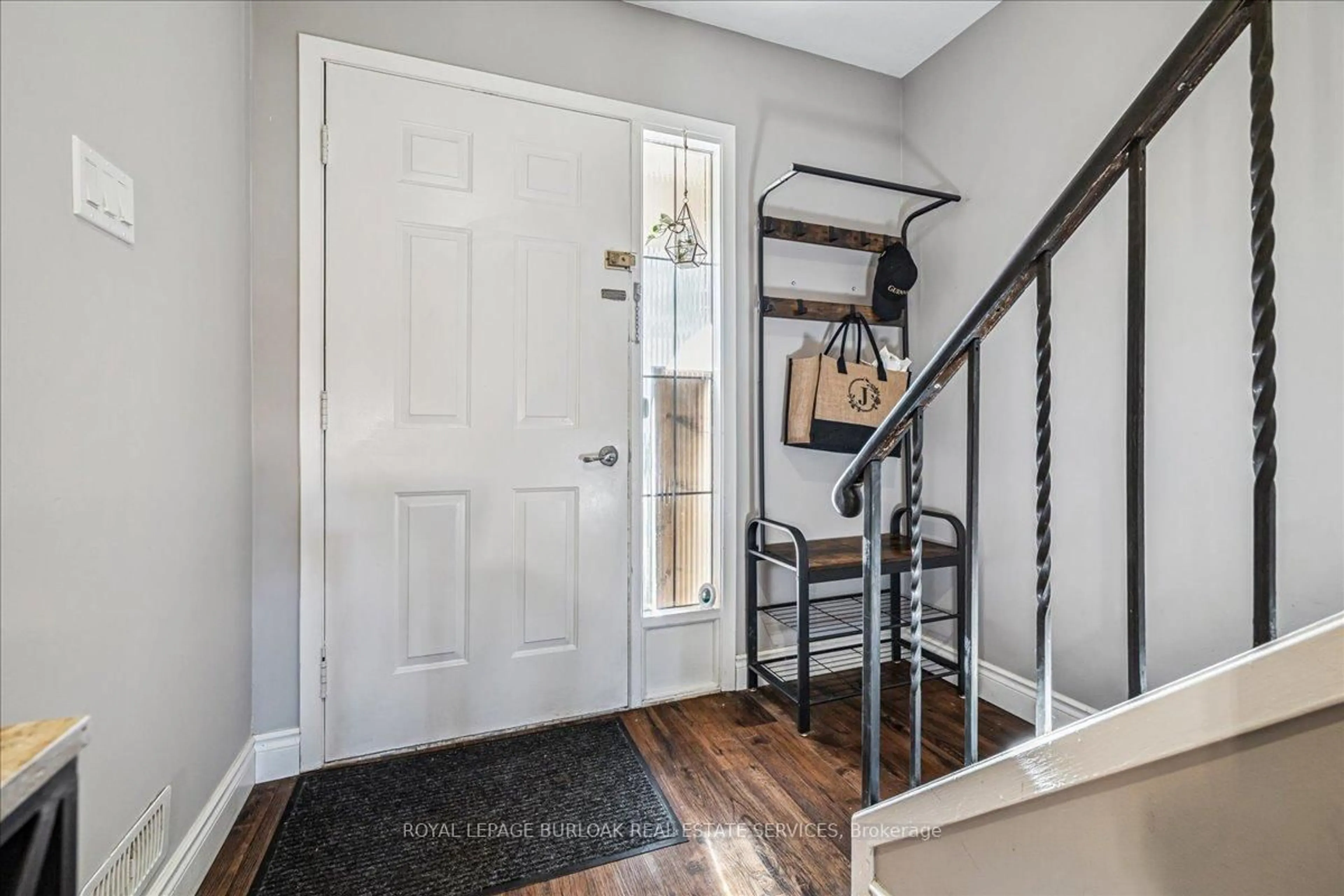 Indoor entryway for 5088 New St #18, Burlington Ontario L7L 1V1