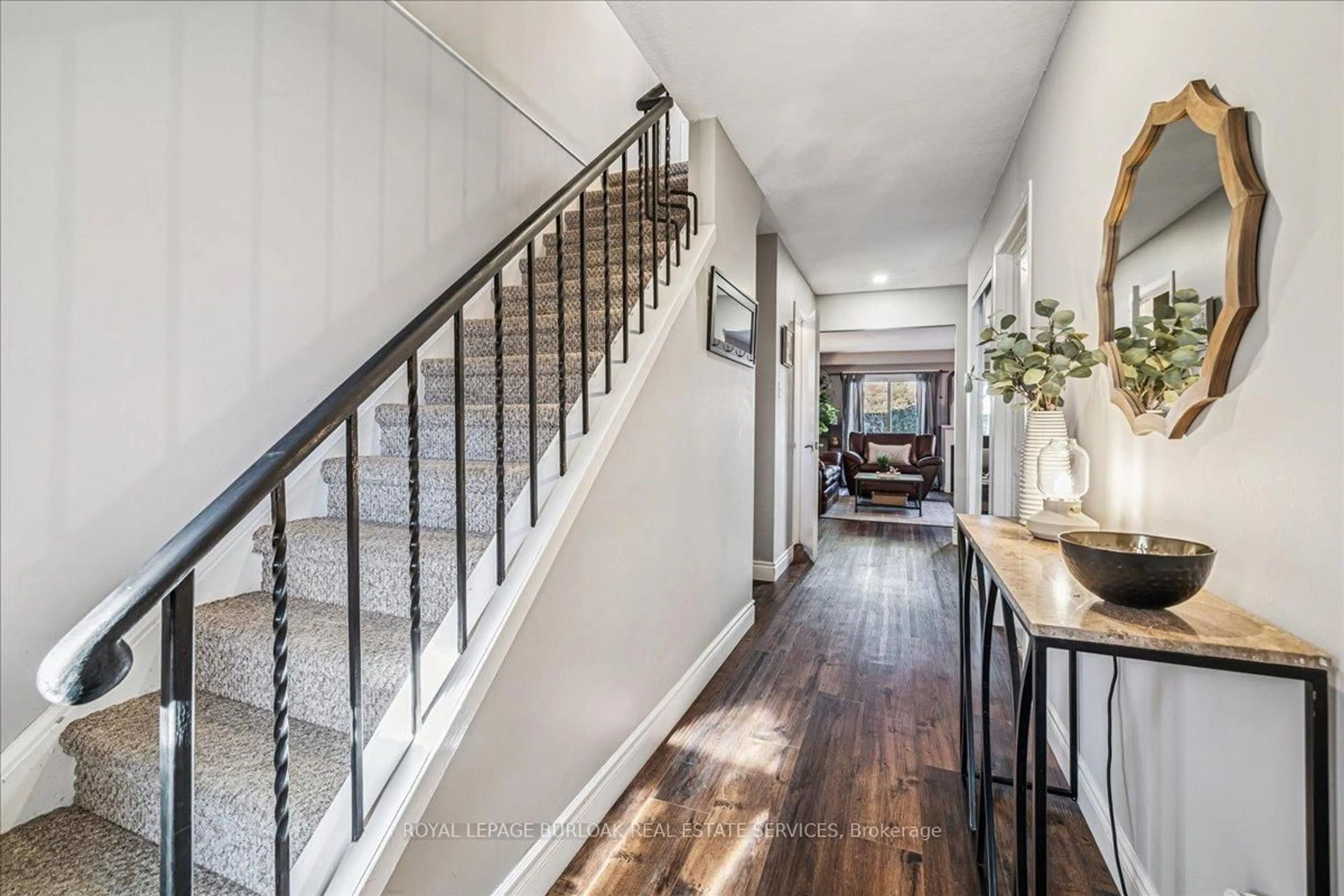 Indoor entryway for 5088 New St #18, Burlington Ontario L7L 1V1