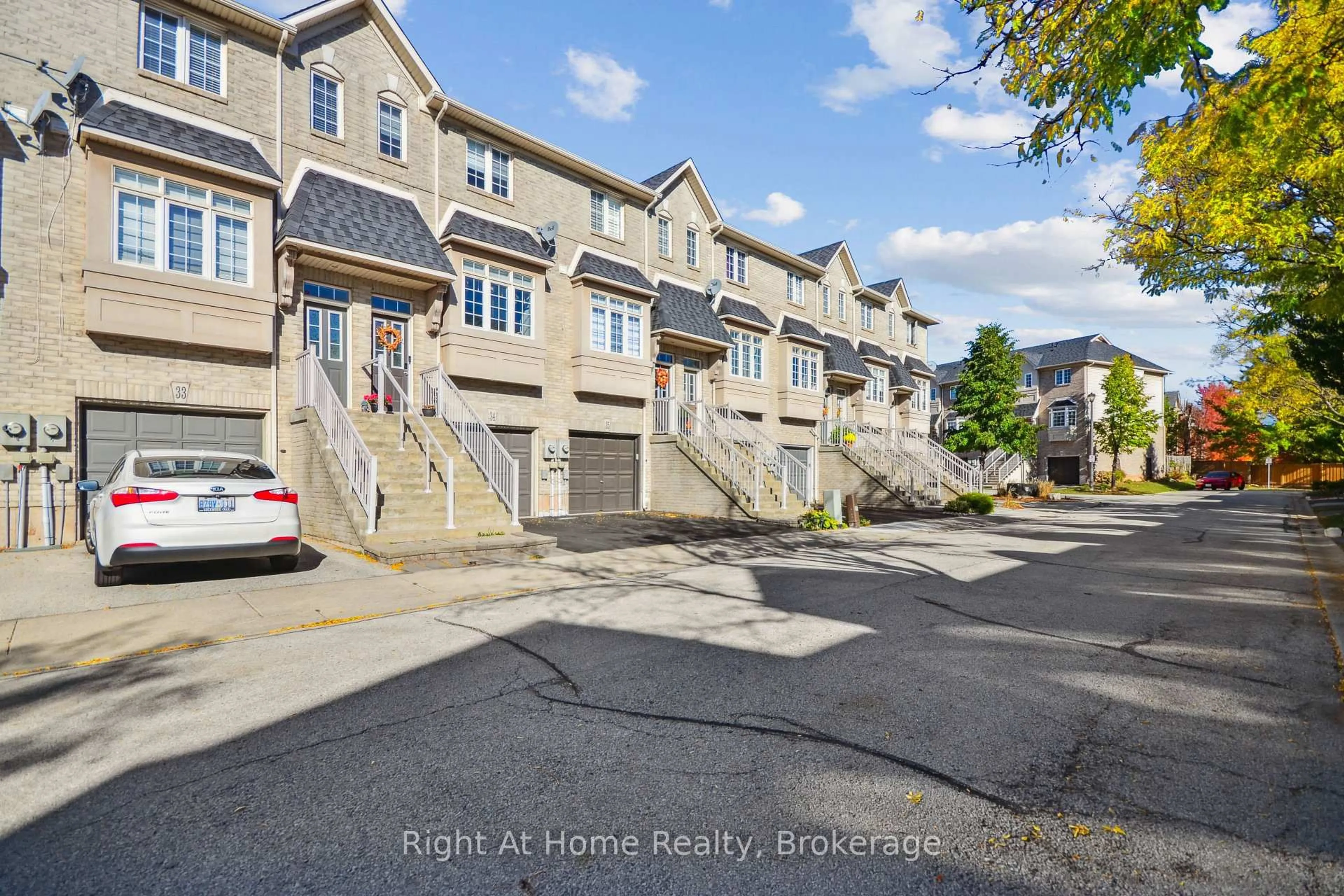 A pic from outside/outdoor area/front of a property/back of a property/a pic from drone, street for 5080 FAIRVIEW St #34, Burlington Ontario L7L 7E9