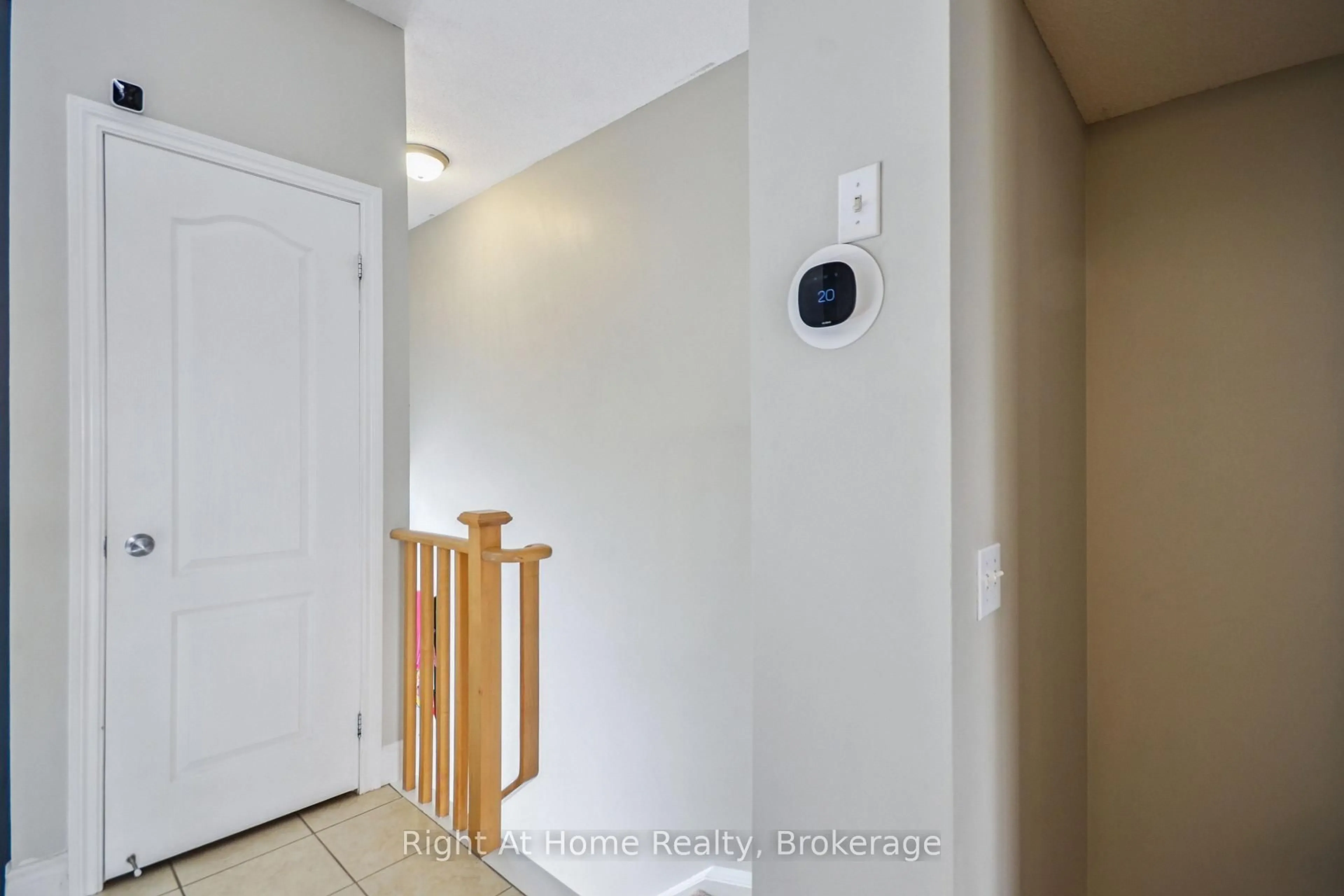 Indoor entryway for 5080 FAIRVIEW St #34, Burlington Ontario L7L 7E9