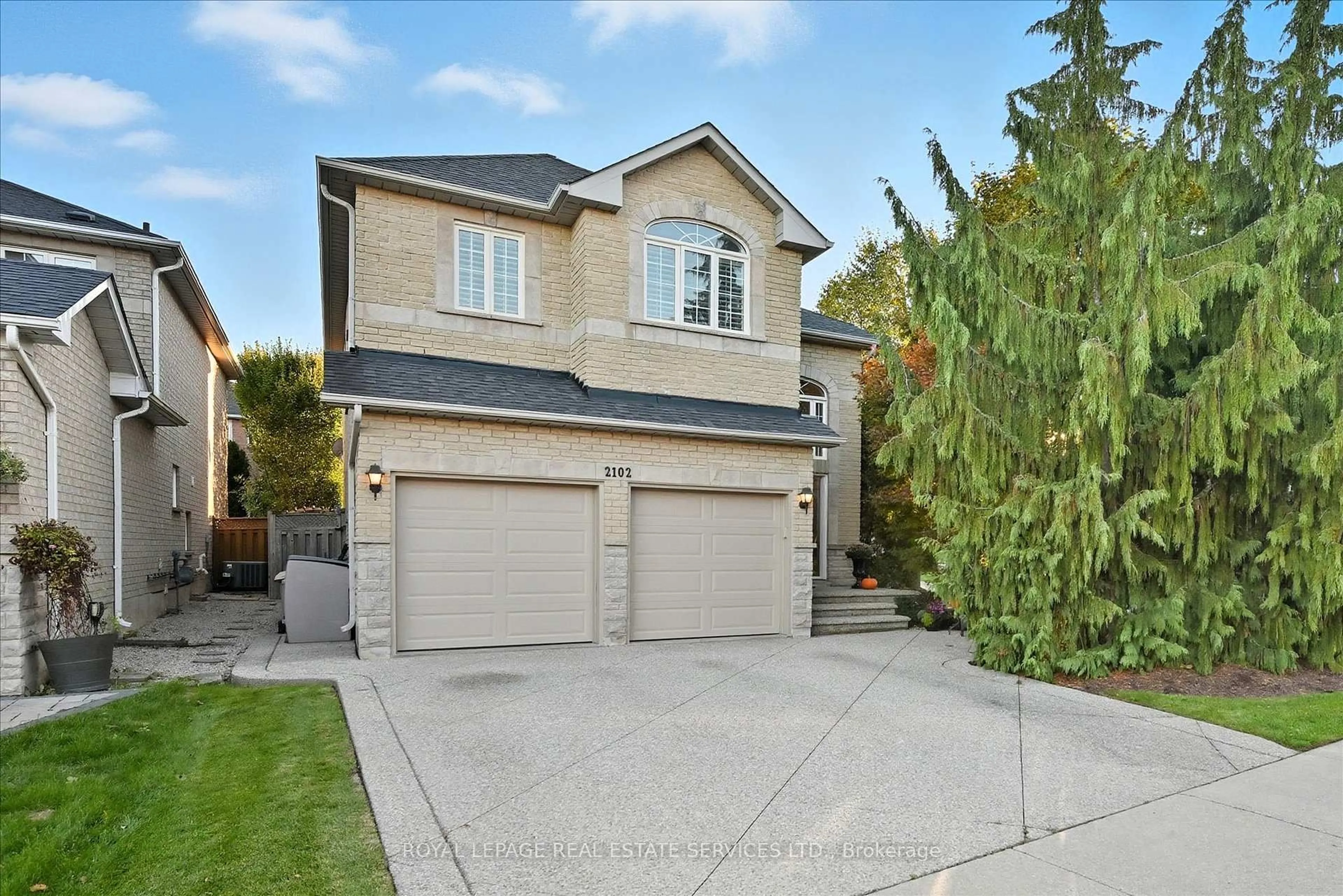 Home with vinyl exterior material, street for 2102 Chatsworth Ave, Oakville Ontario L6M 3X3
