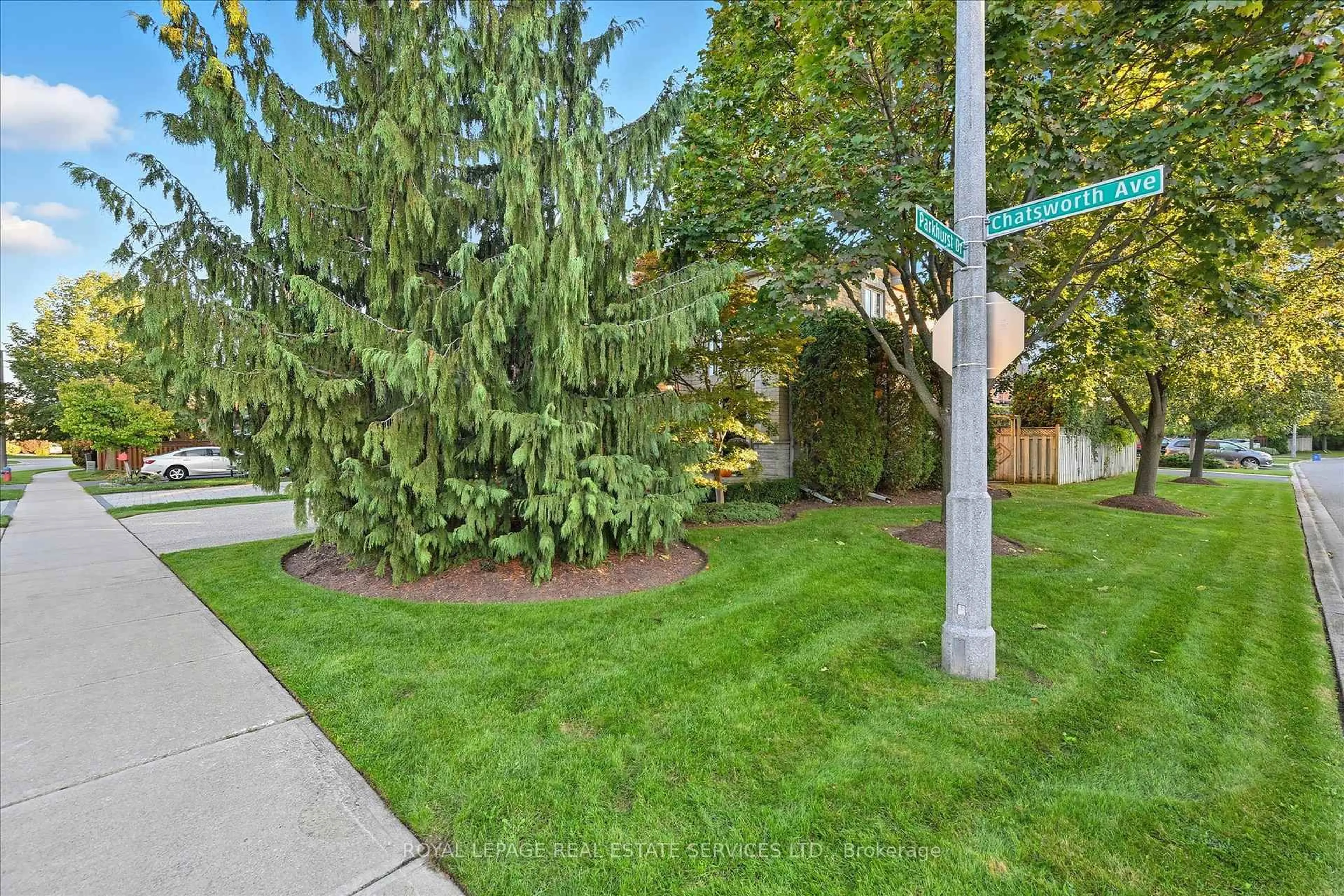 Patio, street for 2102 Chatsworth Ave, Oakville Ontario L6M 3X3