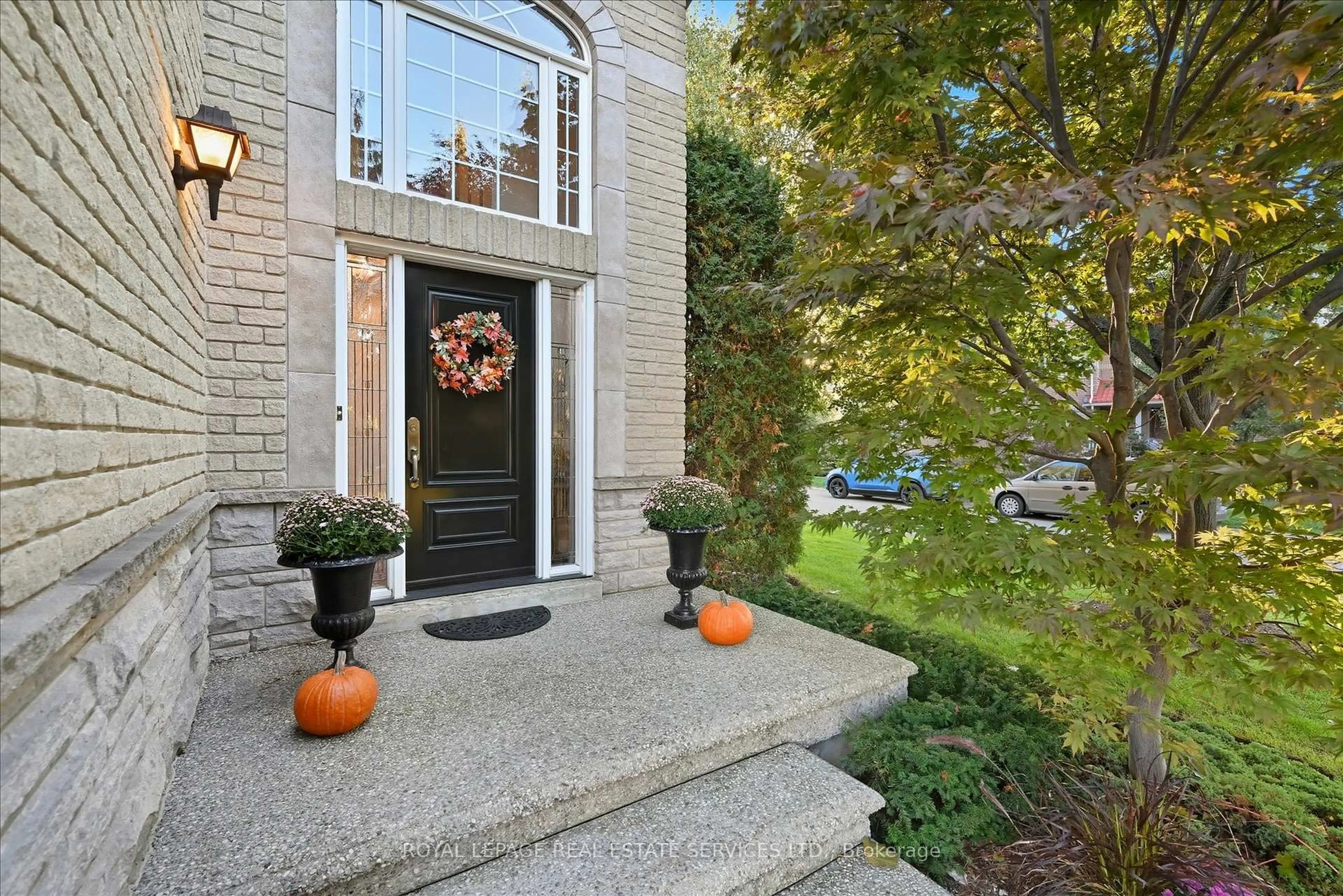 Unknown for 2102 Chatsworth Ave, Oakville Ontario L6M 3X3