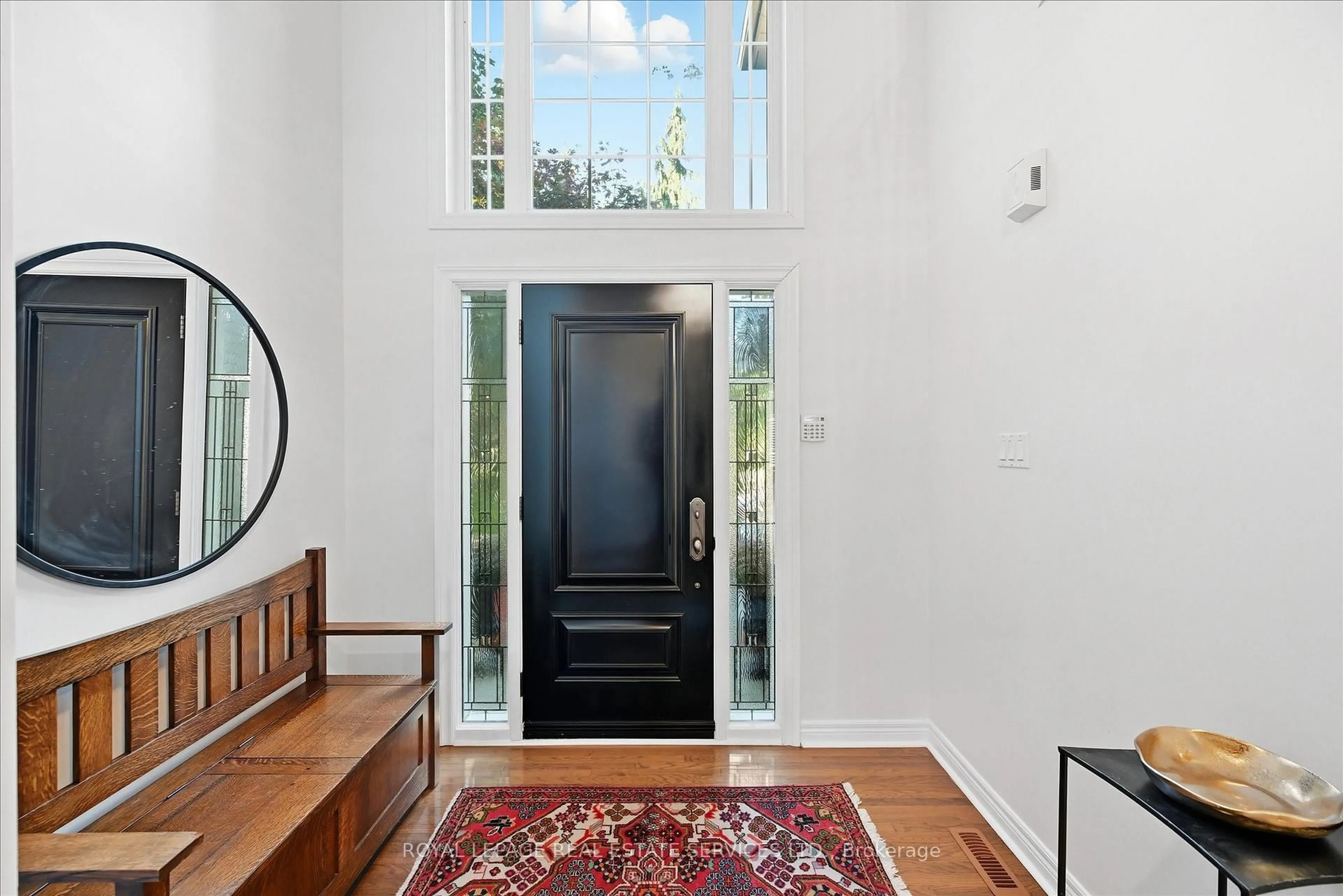 Indoor entryway for 2102 Chatsworth Ave, Oakville Ontario L6M 3X3