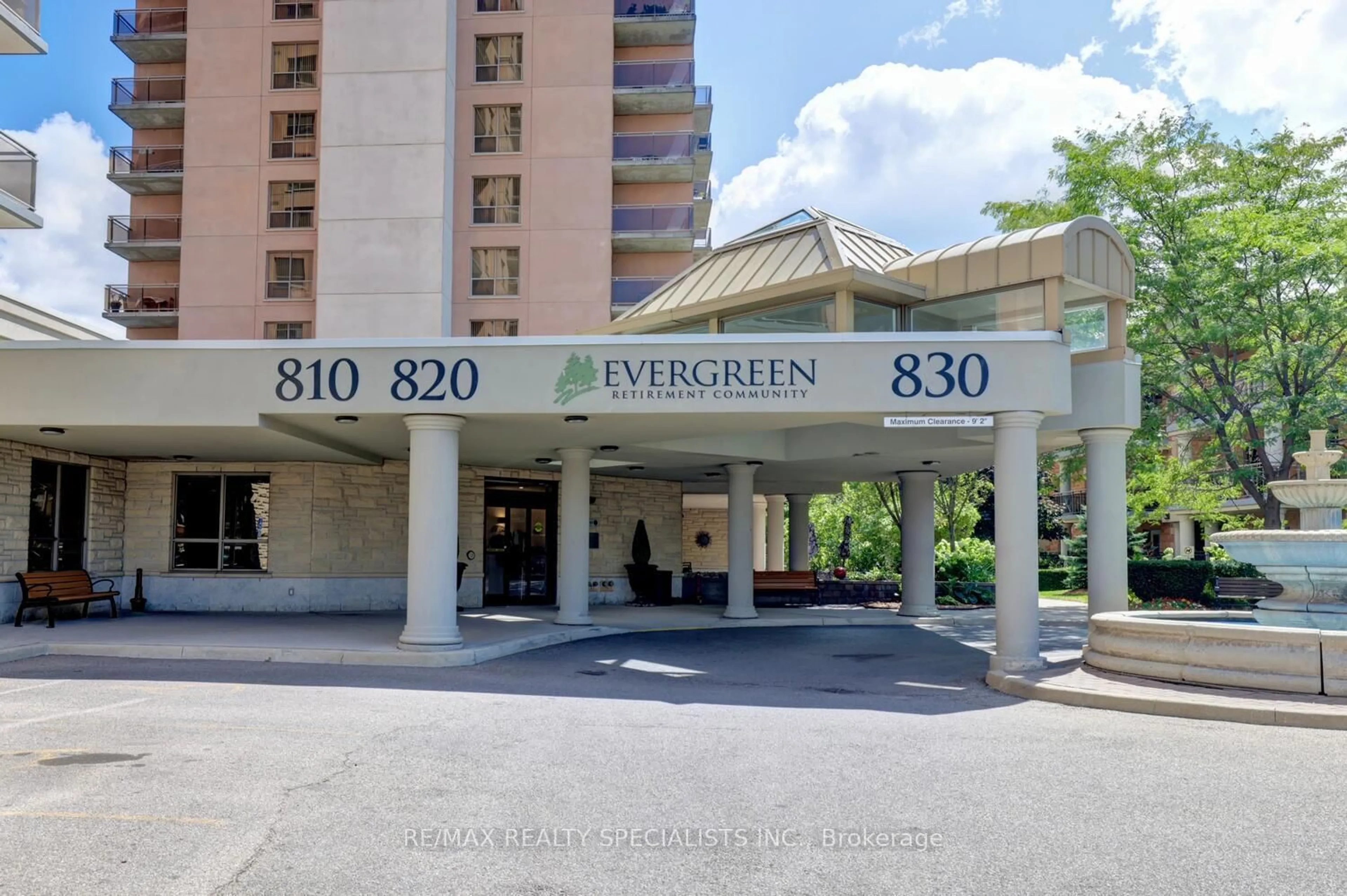 Indoor foyer for 810 Scollard Crt #404, Mississauga Ontario L5V 0A4