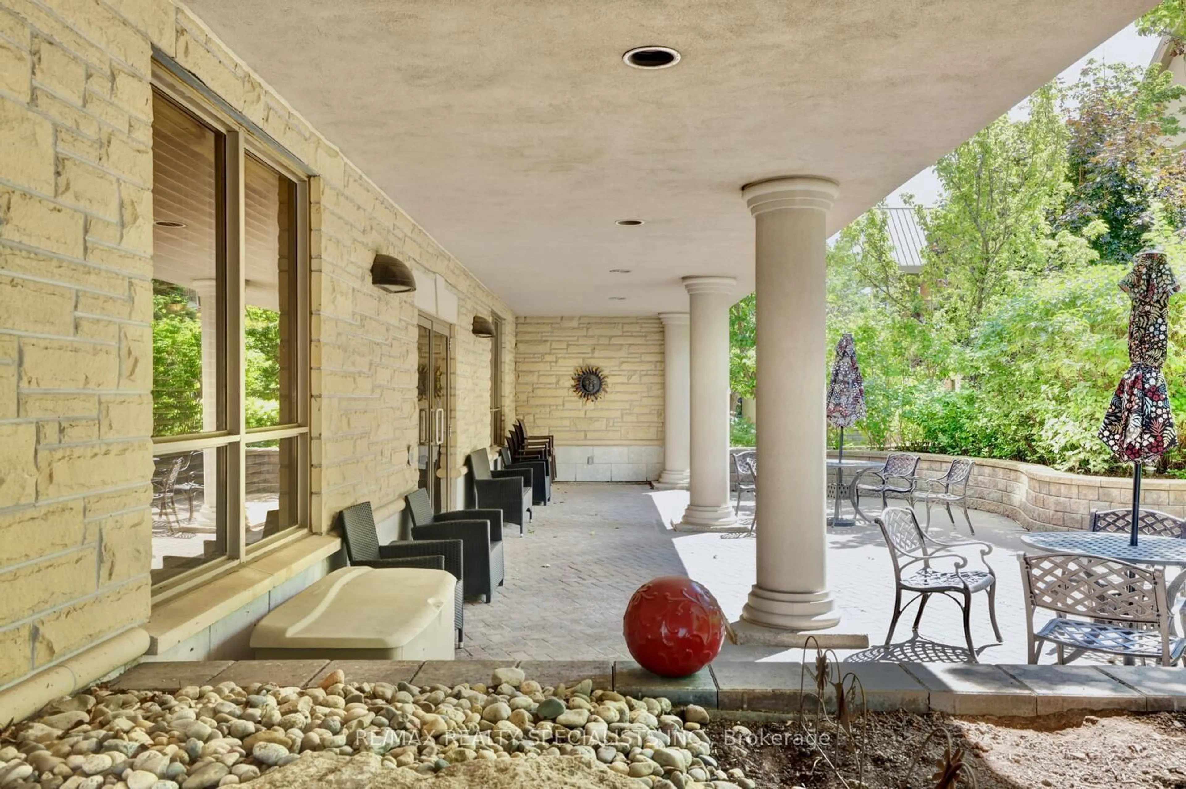 Patio, street for 810 Scollard Crt #404, Mississauga Ontario L5V 0A4