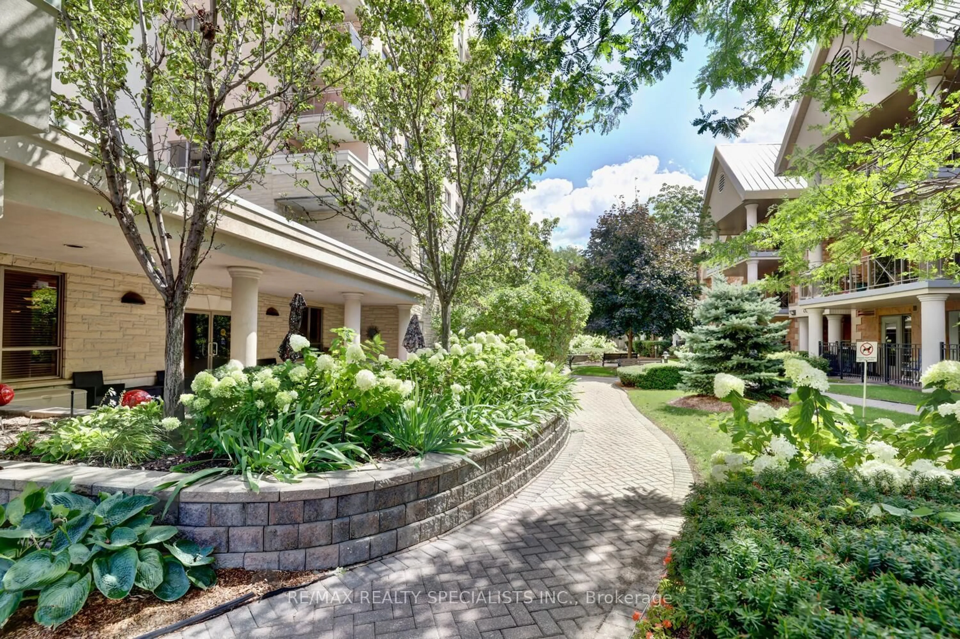 Patio, street for 810 Scollard Crt #404, Mississauga Ontario L5V 0A4