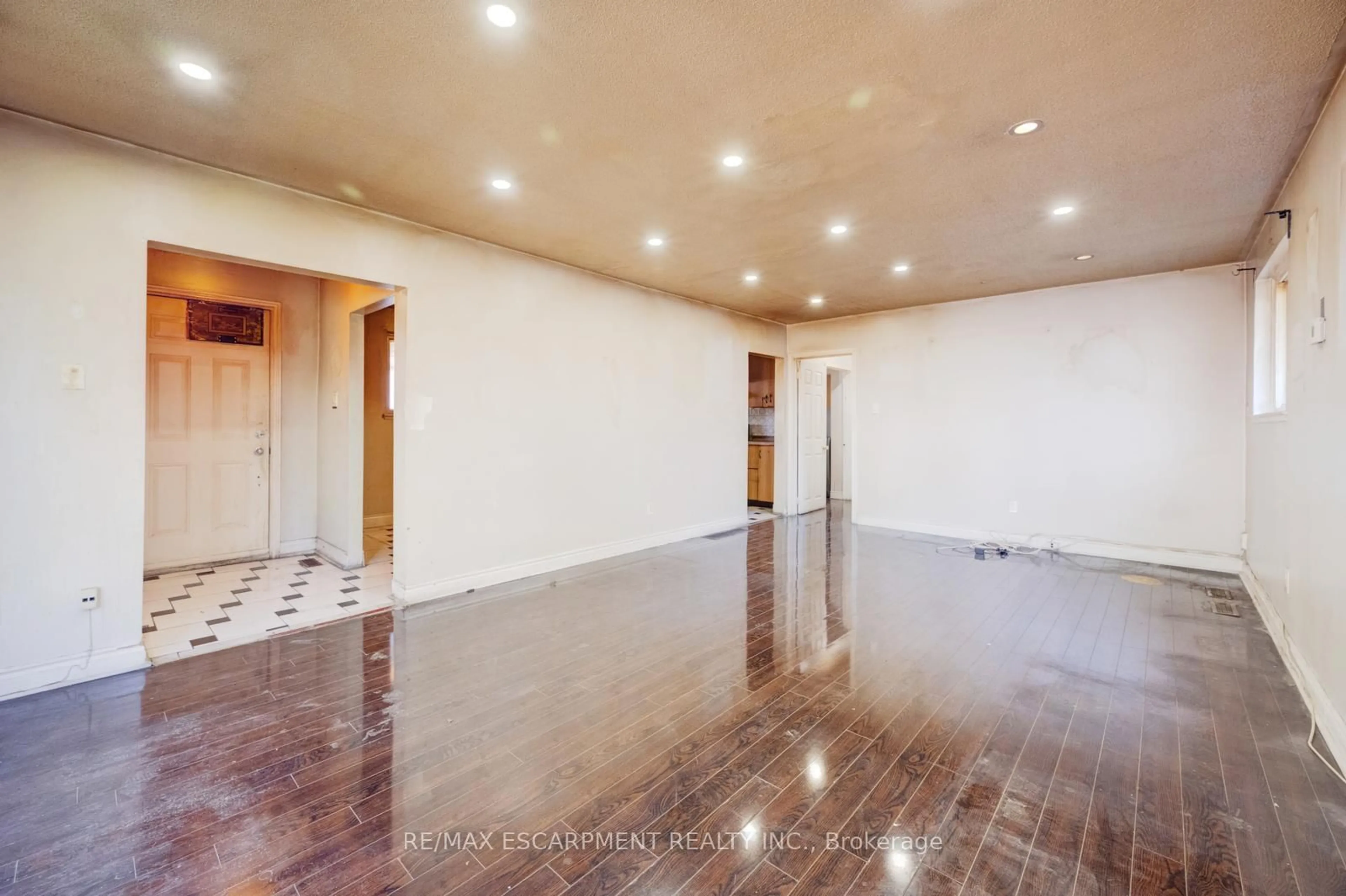 Indoor foyer for 7270 Topping Rd, Mississauga Ontario L4T 2Y5