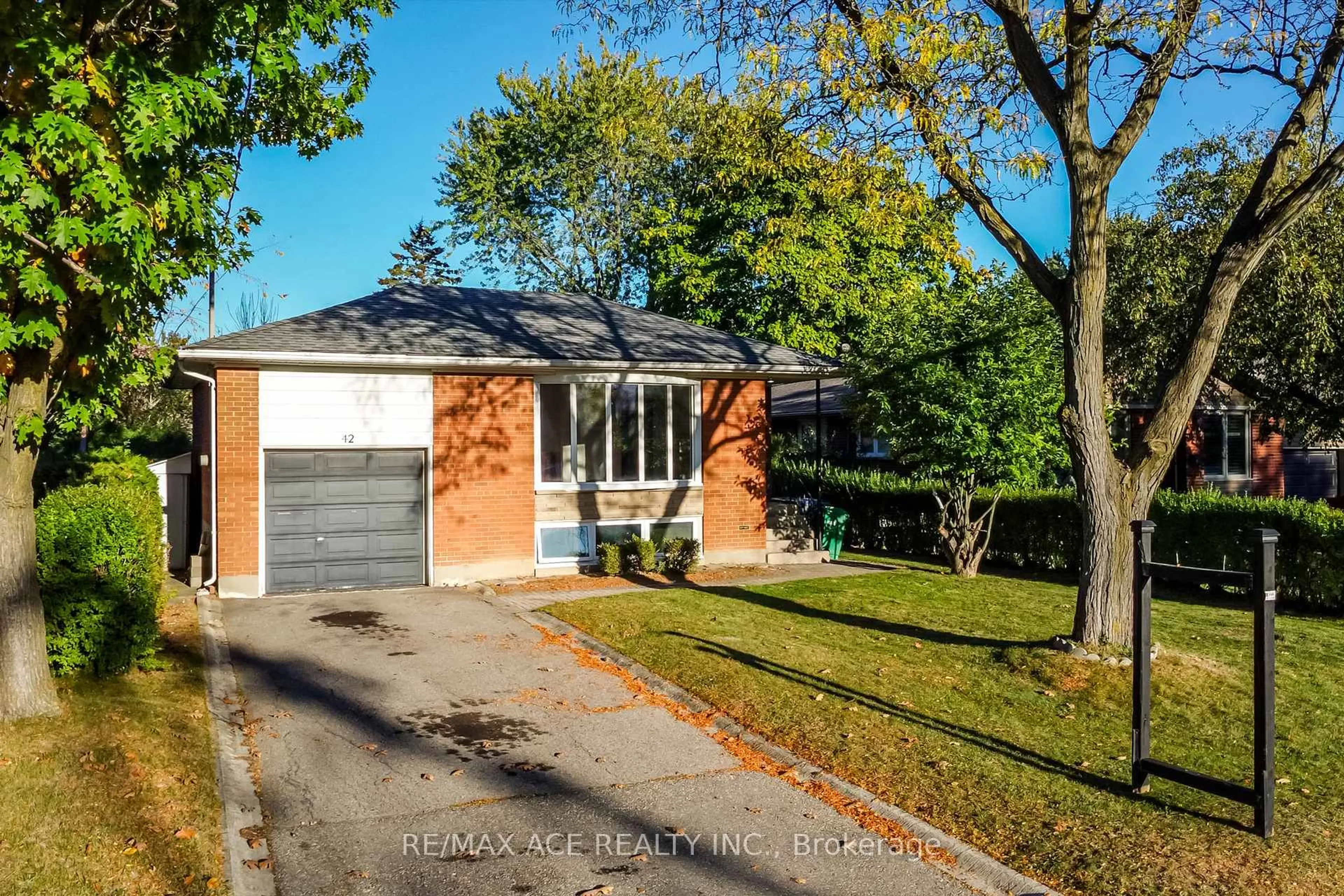 Home with brick exterior material, street for 42 Swanhurst Blvd, Mississauga Ontario L5N 1B7