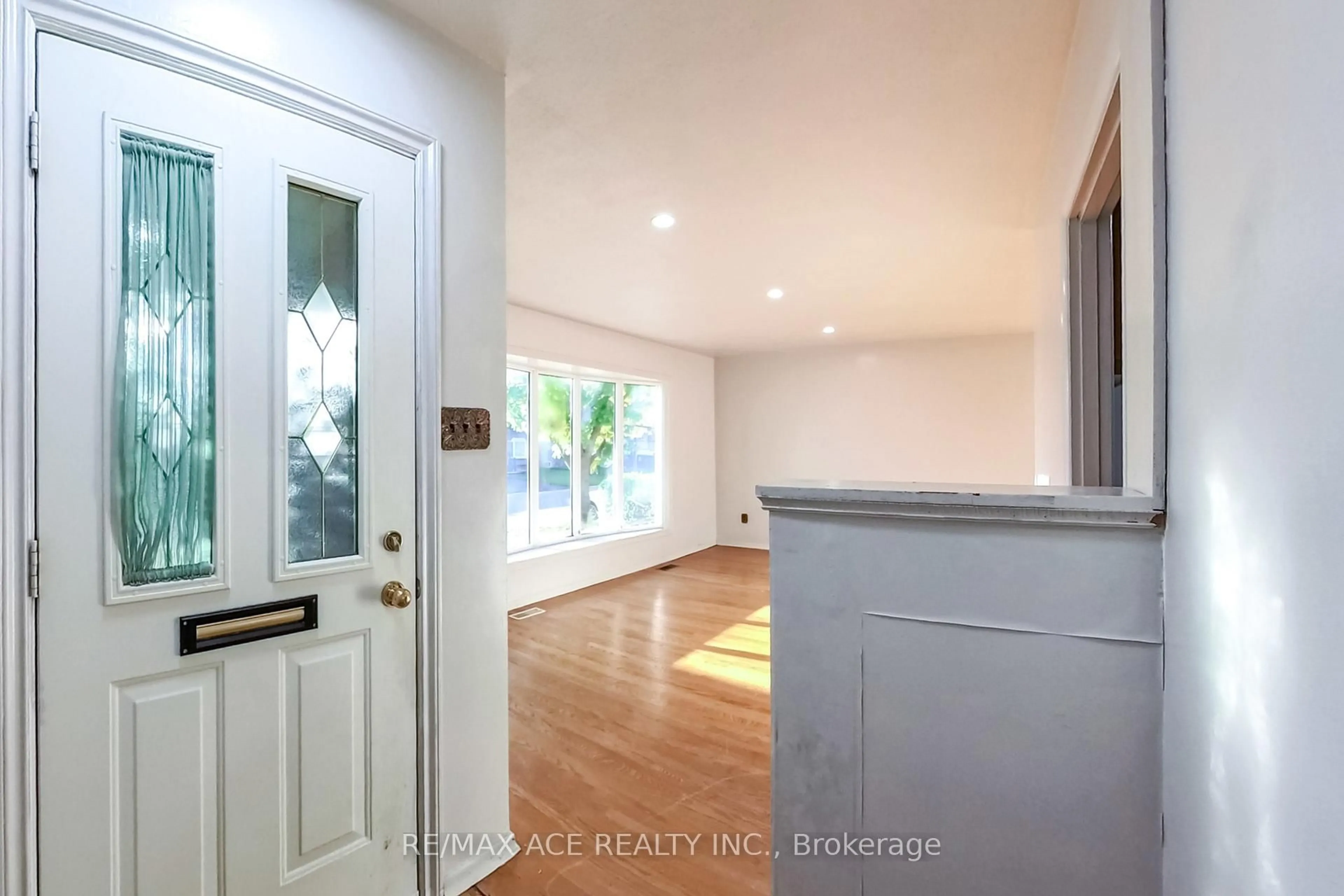 Indoor entryway for 42 Swanhurst Blvd, Mississauga Ontario L5N 1B7