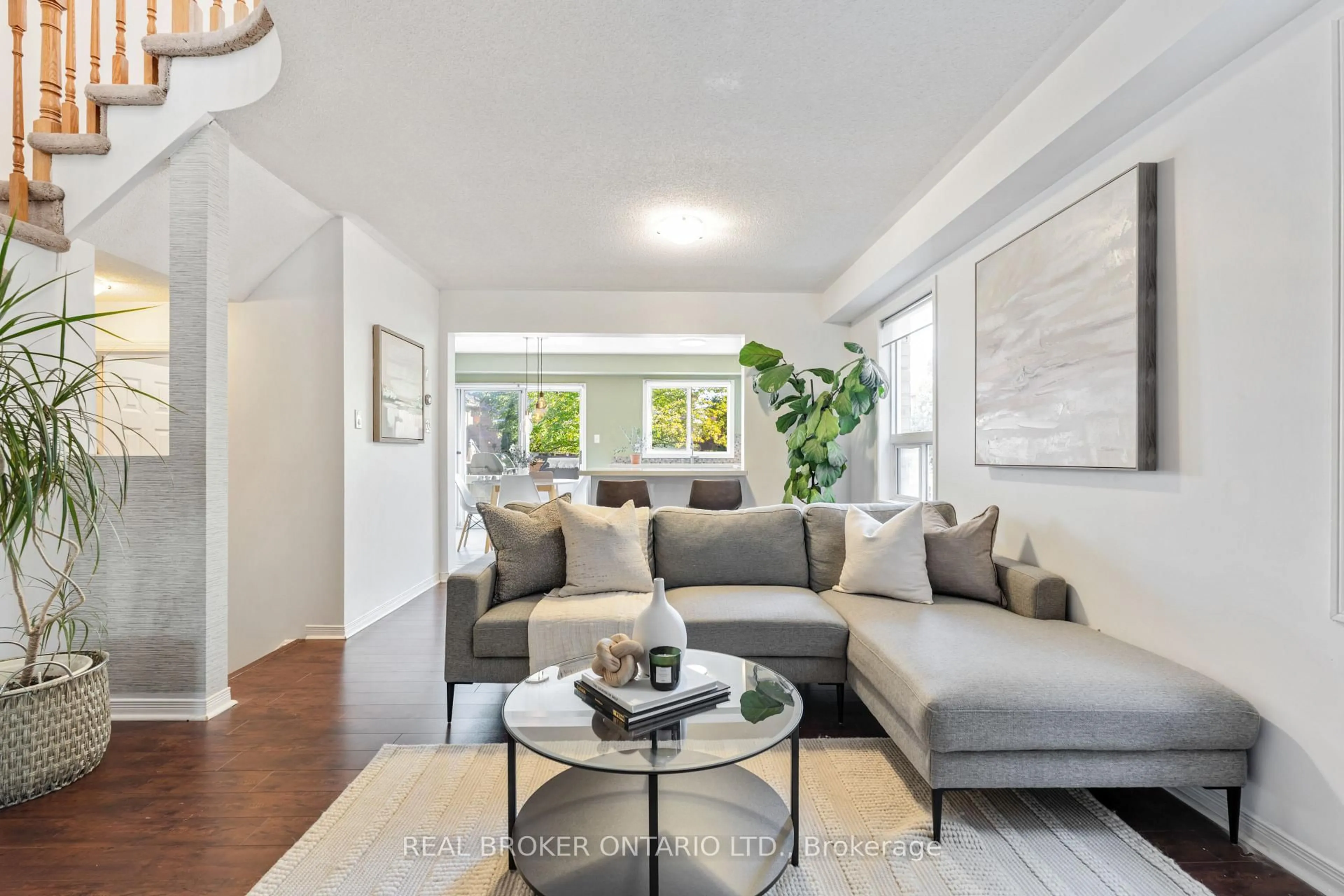 Living room with furniture, unknown for 5654 Barbara Cres, Burlington Ontario L7L 6X3