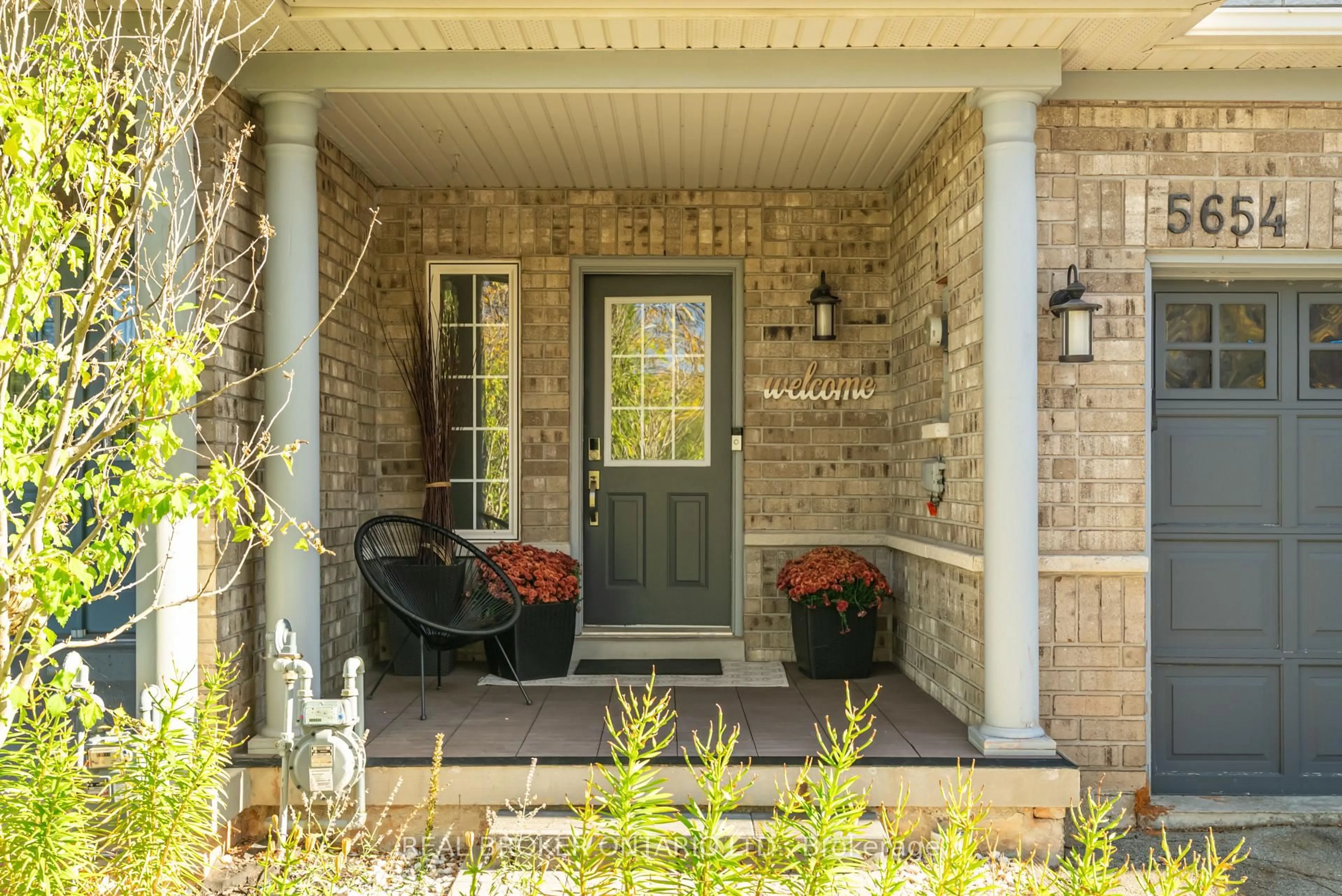 Indoor entryway for 5654 Barbara Cres, Burlington Ontario L7L 6X3